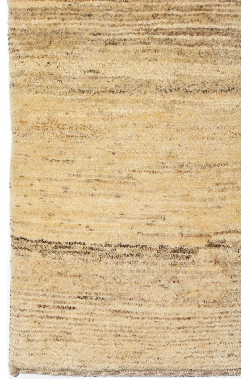 Questo tappeto minimalista neutro in lana Orley Shabahang Gabbehrez 4' x 4' in lana filata a mano non tinta è caratterizzato da un vello annodato a mano più alto, che lo rende eccezionalmente felpato e setoso. La lana non tinta presenta varie
