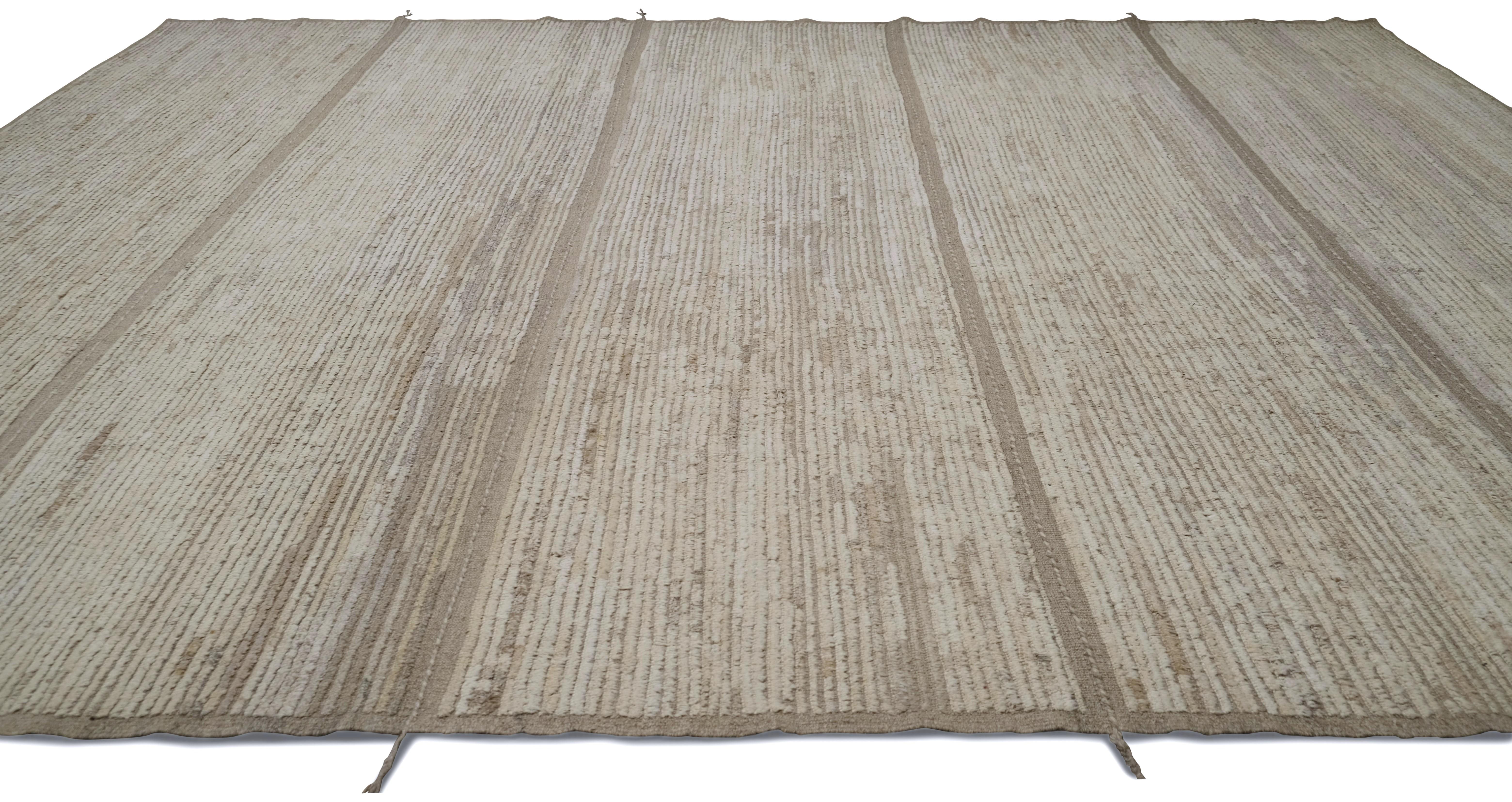Ce tapis en laine nouée à la main de incarne l'élégance discrète avec son motif rayé minimaliste et sa palette de couleurs neutres. Dessiné avec des bandes horizontales subtiles de différentes textures, ce tapis offre un mélange sophistiqué de tons