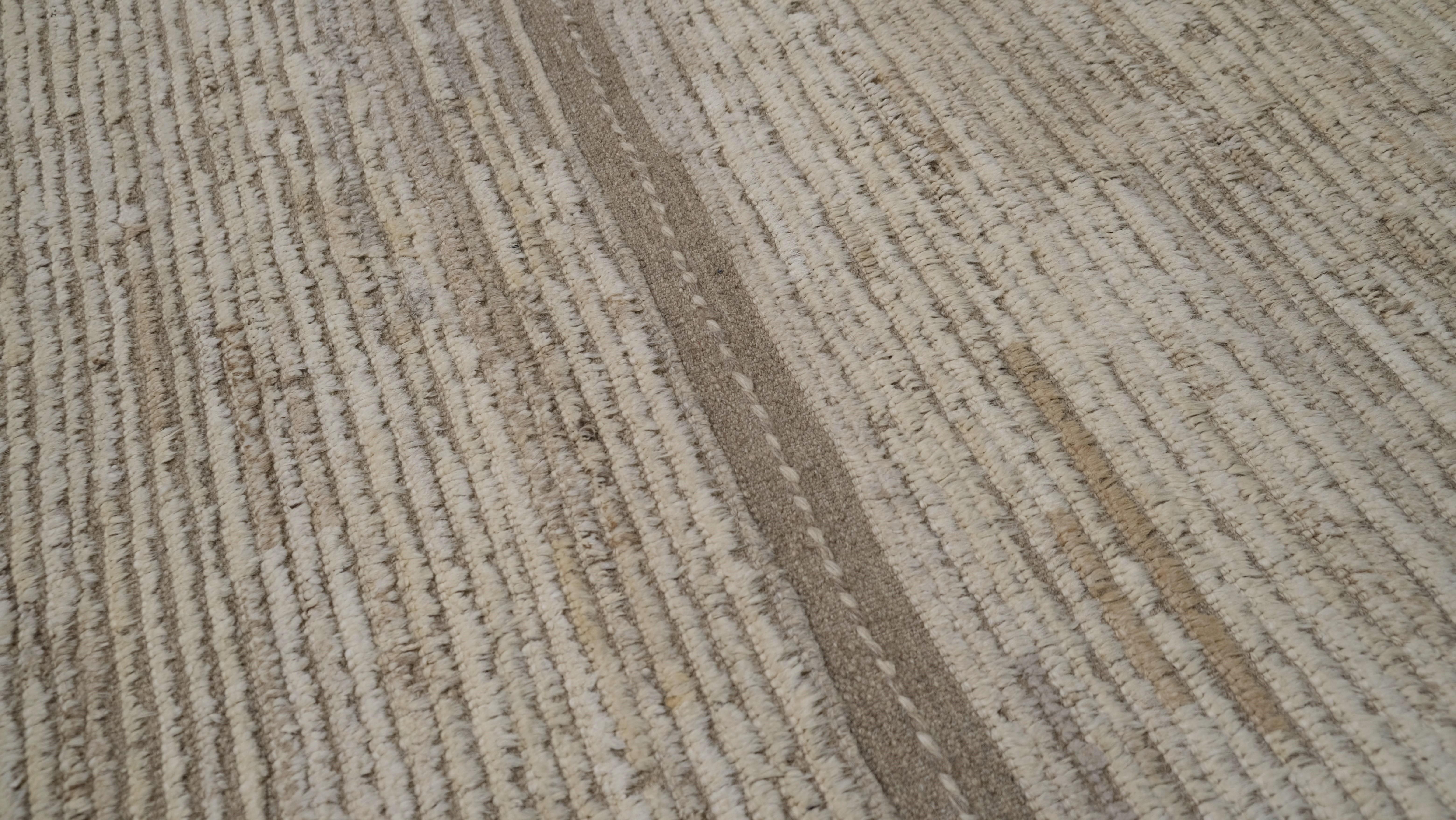 Afghan Tapis minimaliste neutre subtilement texturé en laine naturelle 10'5''x13'10'' en vente