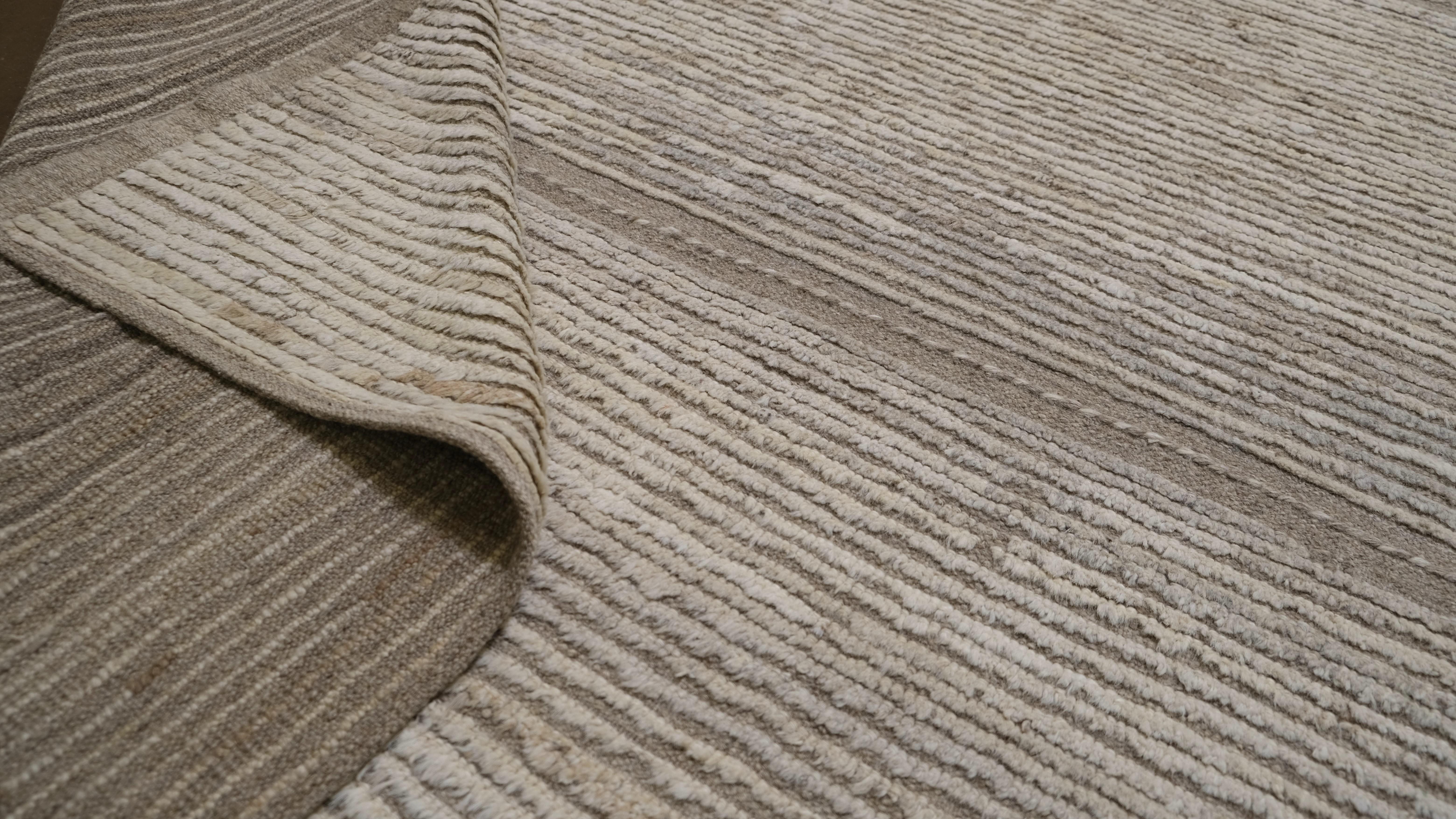 Noué à la main Tapis minimaliste neutre subtilement texturé en laine naturelle 10'5''x13'10'' en vente