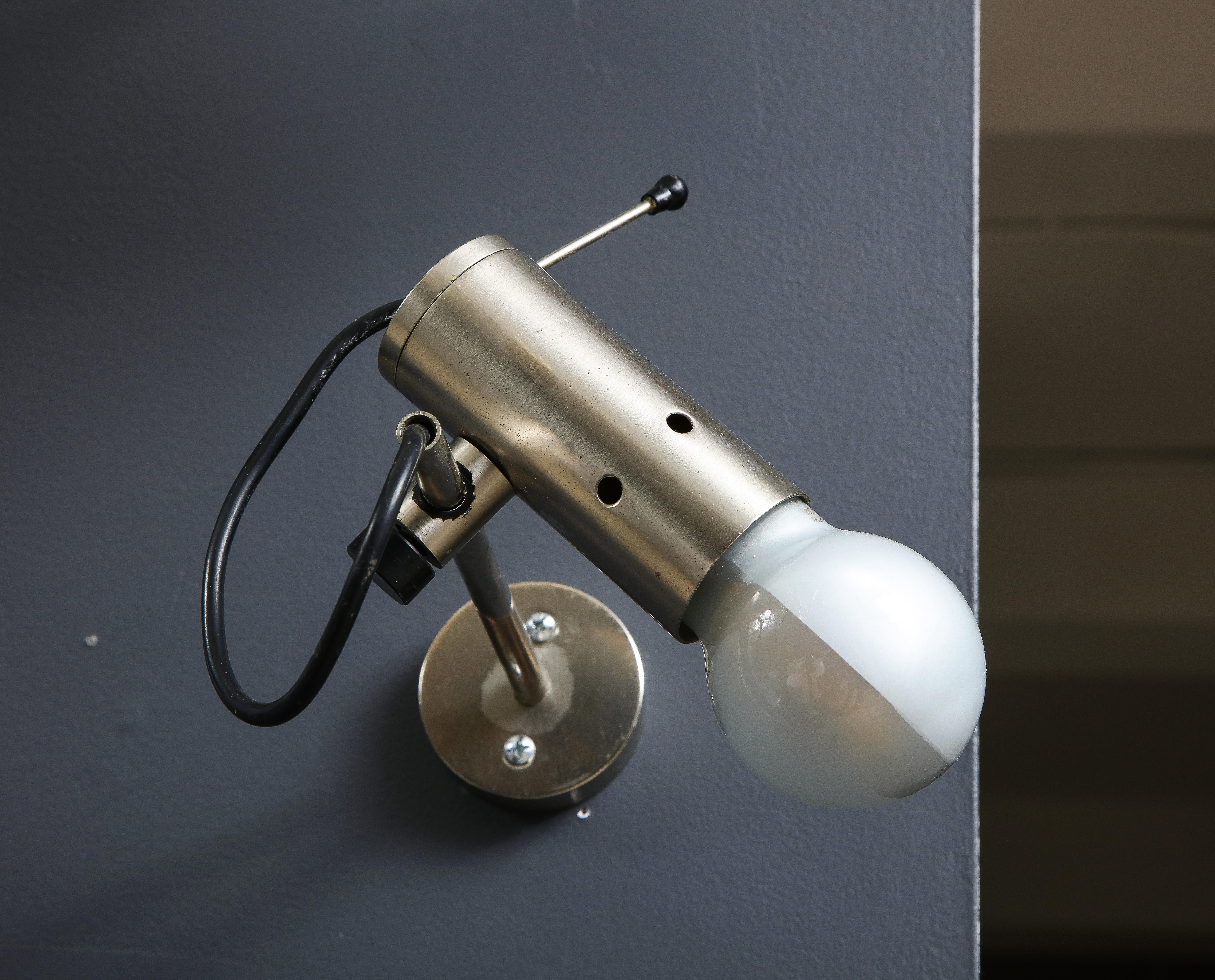 Elegantes, minimalistisches und seltenes Paar von Tito Agnoli Wandleuchtern oder Nachttischlampen. Der Schirm ist um 360° drehbar.
Nicht für den Gebrauch in den USA umverdrahtet.
Diese Wandleuchter werden mit den Glühbirnen verkauft.