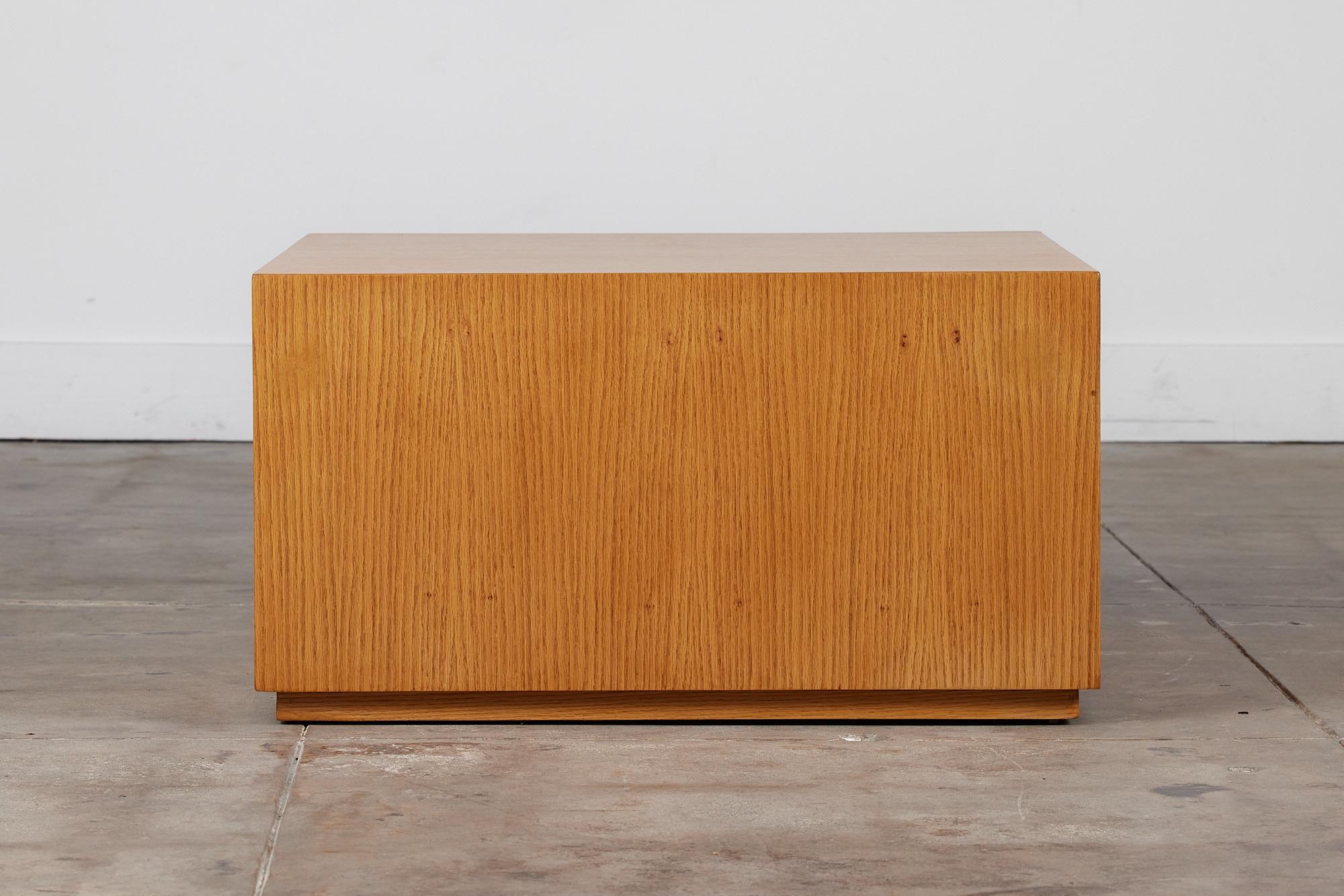 Mid-Century Modern Piédestal de table cubique minimaliste en chêne en vente