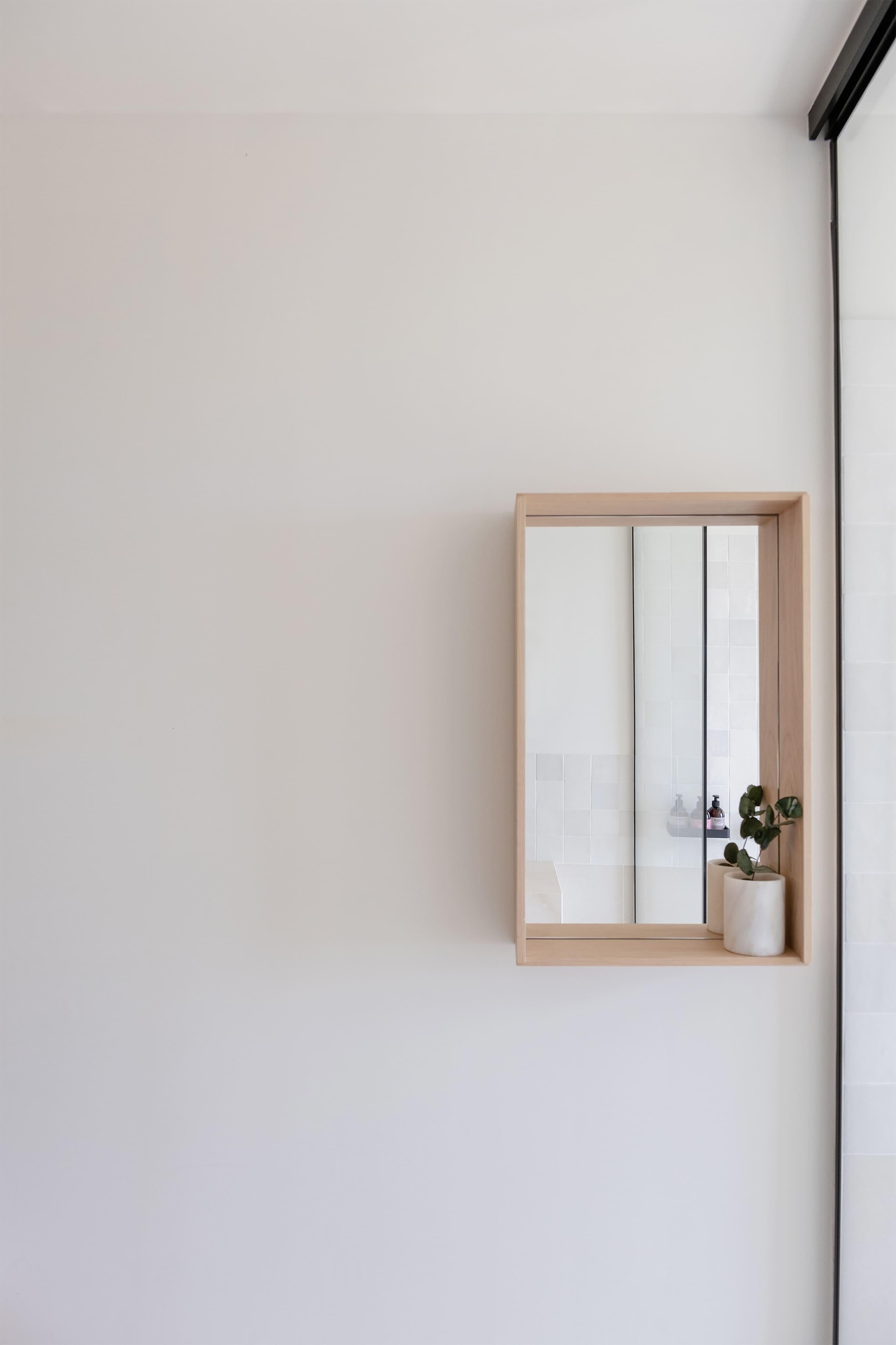 Fait main Miroir minimaliste en Oak médium en vente