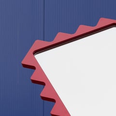 Specchio da parete minimalista Oberig con cornice dentellata in colore personalizzato azzurro chiaro