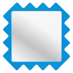 Espejo de pared minimalista Oberig en color azul claro suave, con marco dentado a medida