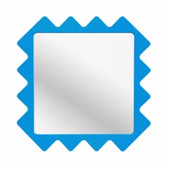 Specchio da parete minimalista Oberig con cornice dentellata in colore personalizzato azzurro chiaro
