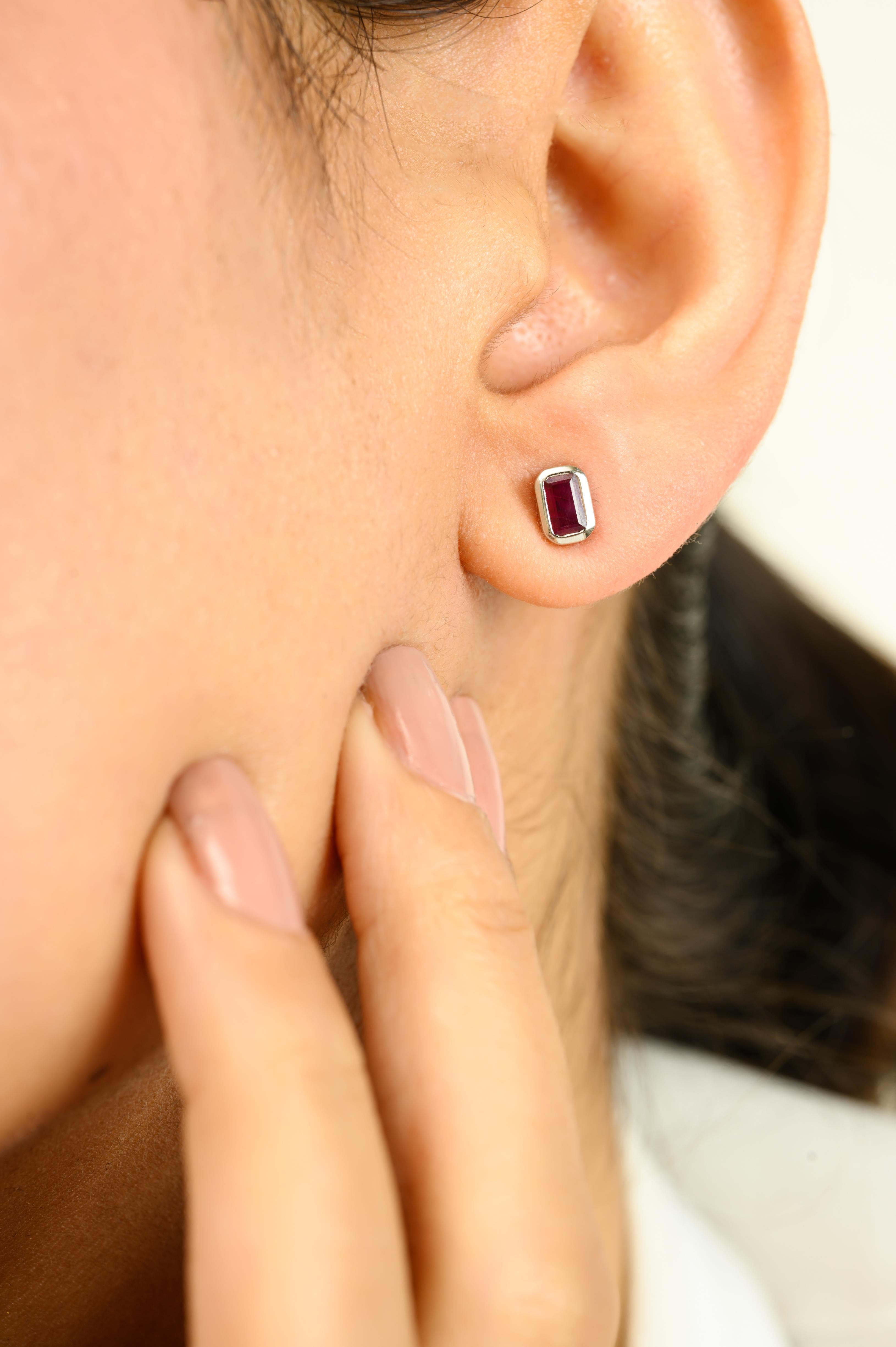 Clous d'oreilles pour la fête des mères en or blanc massif 14 carats avec rubis naturel de taille octogonale Pour femmes en vente