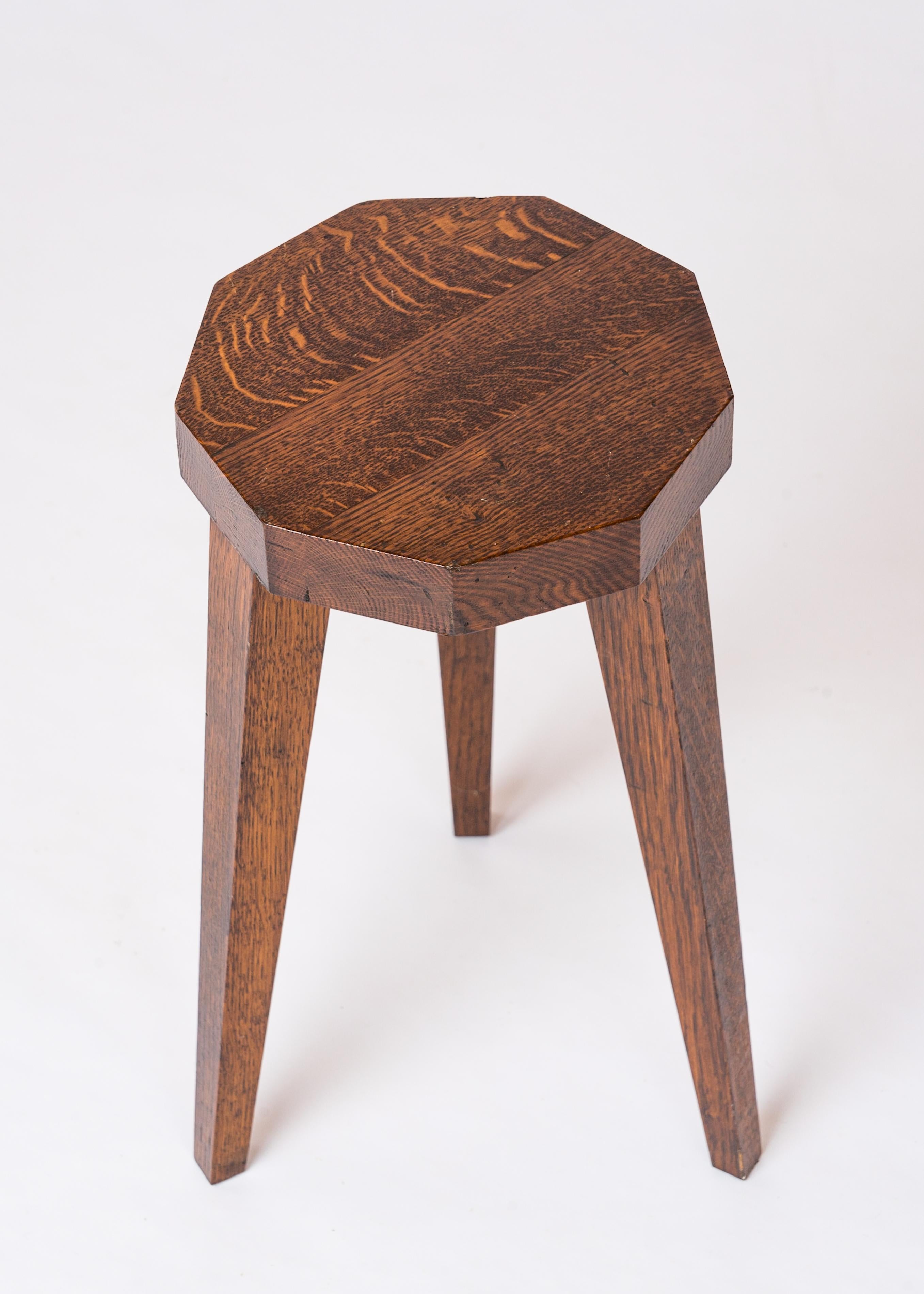 Eleganter, grafischer Hocker aus massivem Teakholz mit konisch zulaufenden Beinen. Bemerkenswerte Holzmaserung.
Stabil und in gutem Vintage-Zustand.
In gutem Vintage-Zustand.
Dieser Hocker wird aus Frankreich versandt und kann entweder nach