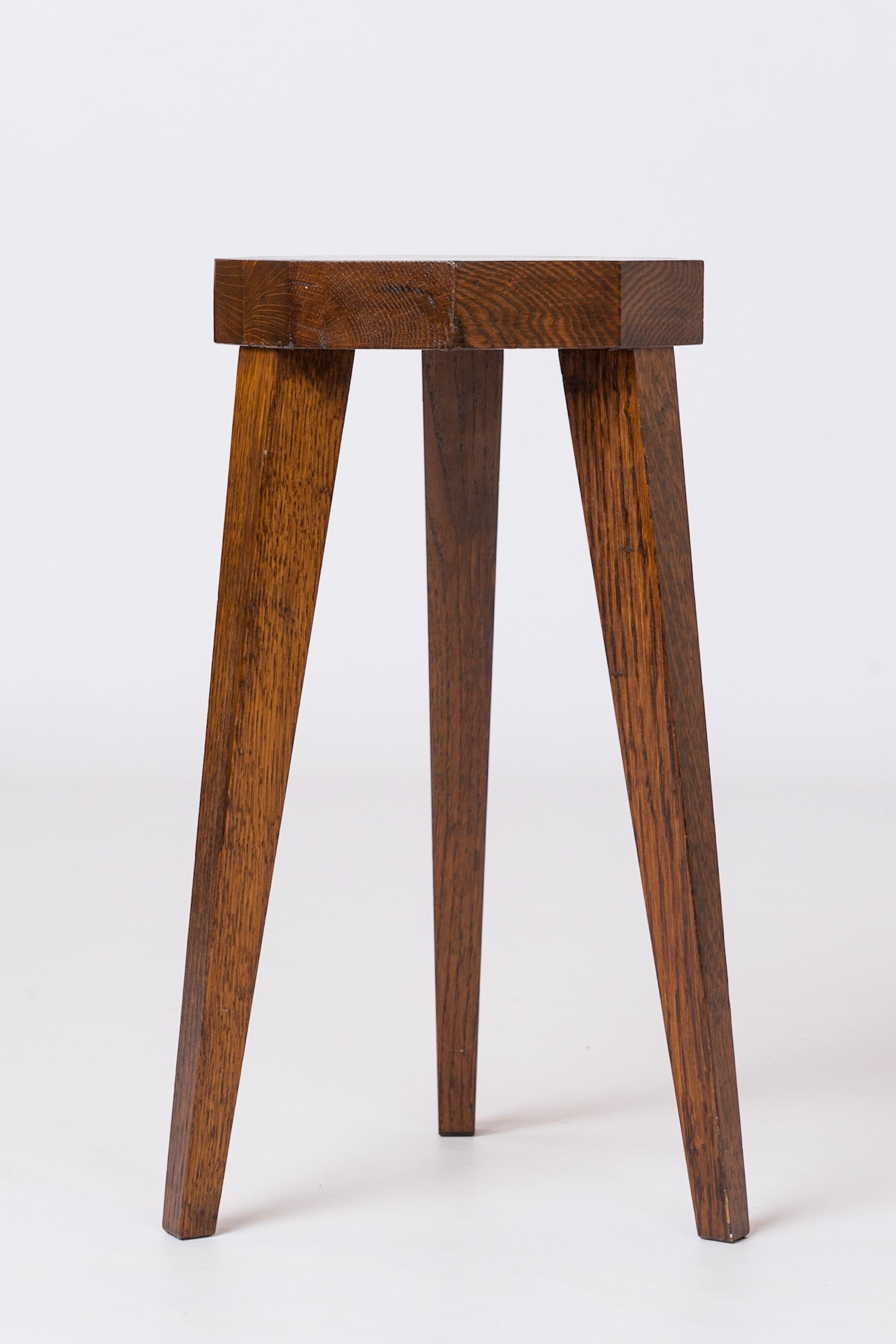 Minimalistischer Octogone Teak-Dreibeinhocker - Frankreich 1970er Jahre (Französisch) im Angebot