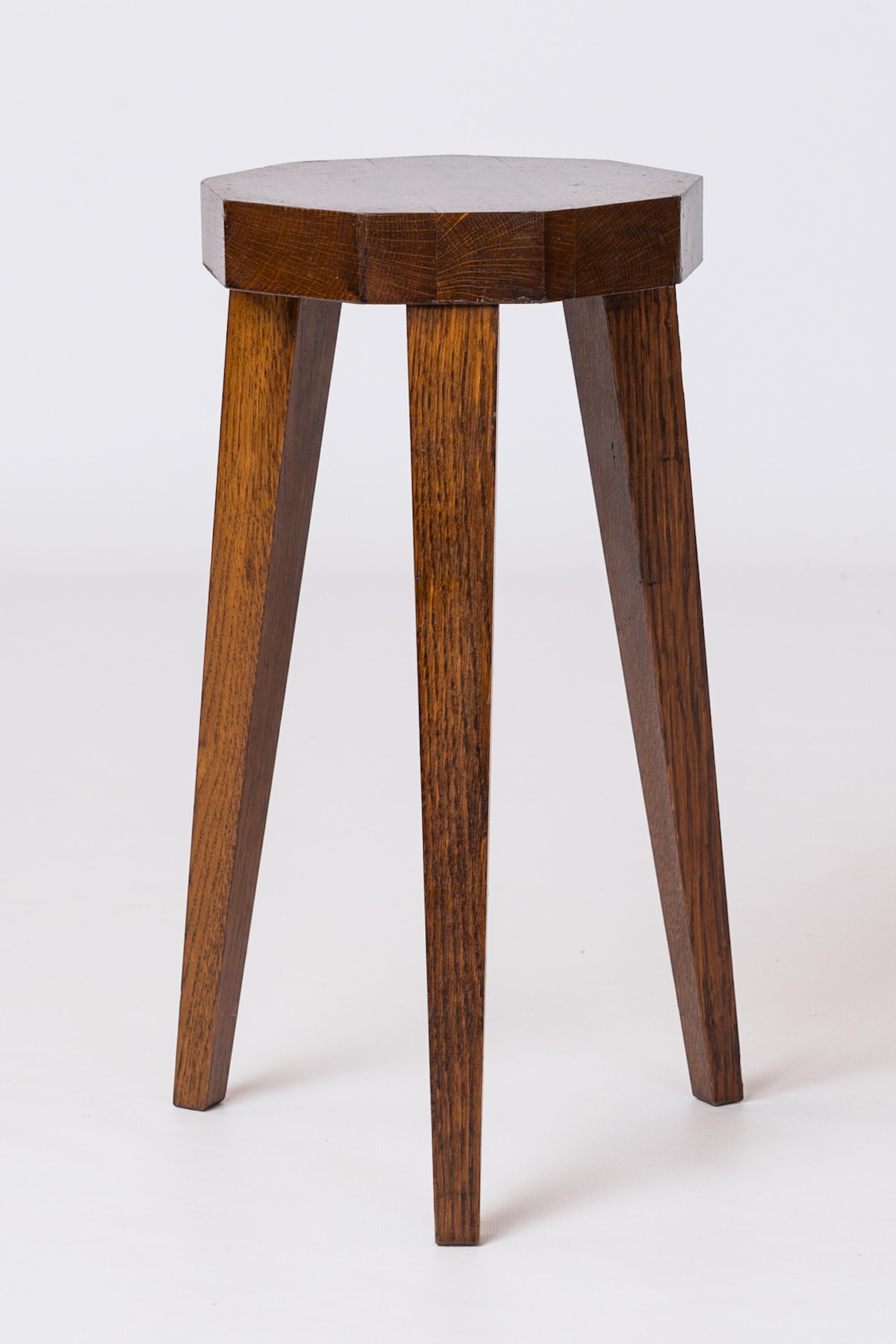 Minimalistischer Octogone Teak-Dreibeinhocker - Frankreich 1970er Jahre im Zustand „Gut“ im Angebot in New York, NY