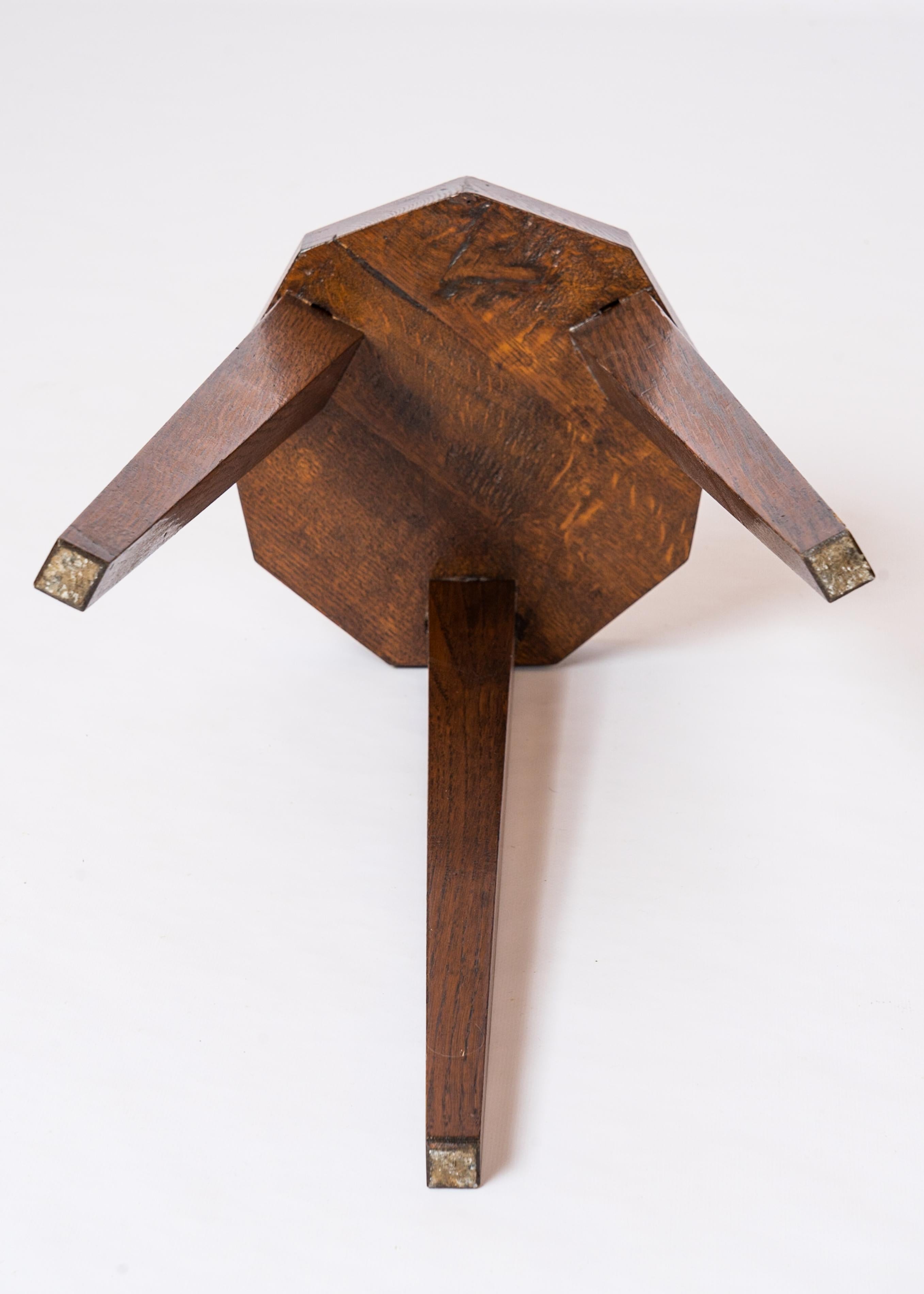 Minimalistischer Octogone Teak-Dreibeinhocker - Frankreich 1970er Jahre (Ende des 20. Jahrhunderts) im Angebot
