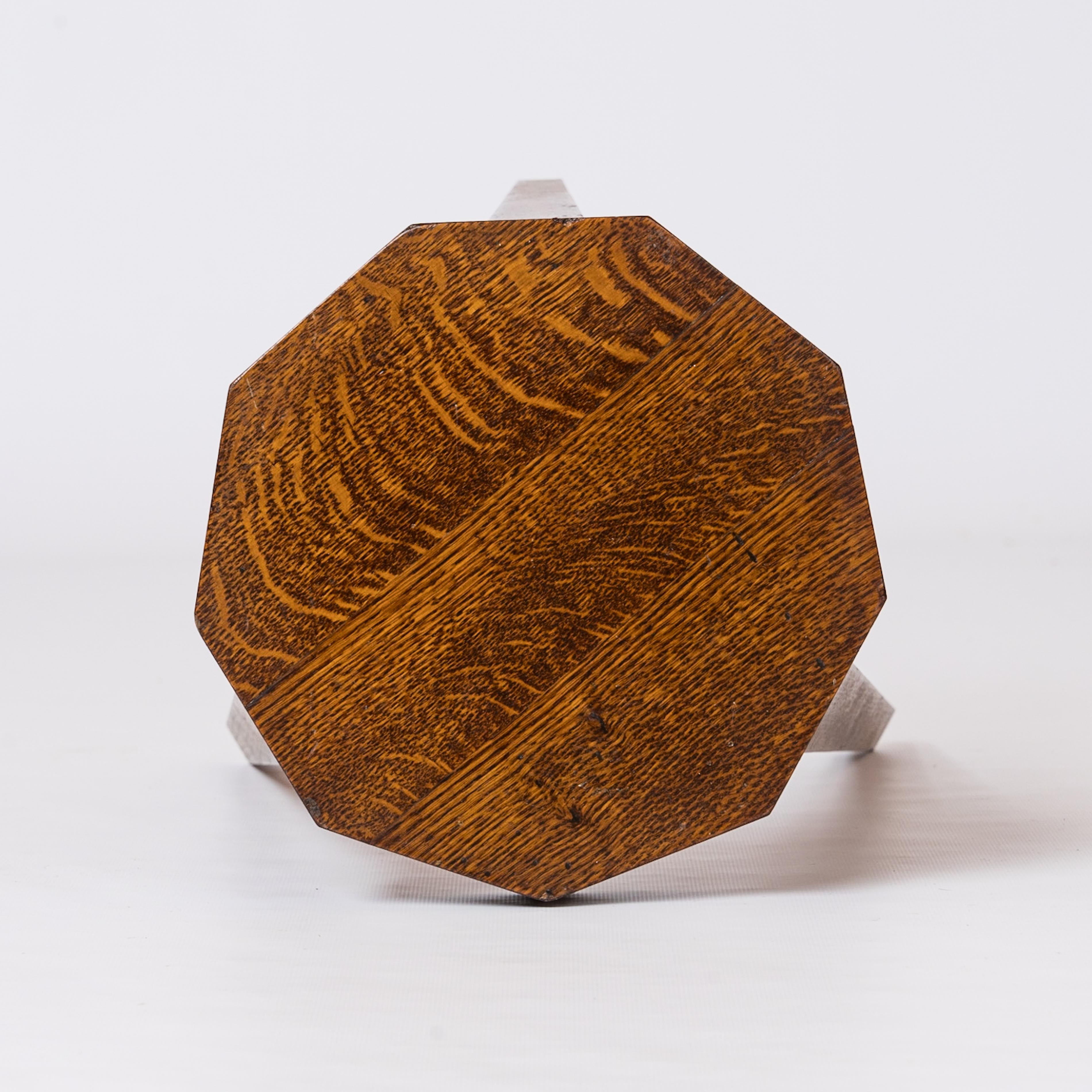 Minimalistischer Octogone Teak-Dreibeinhocker - Frankreich 1970er Jahre (Teakholz) im Angebot