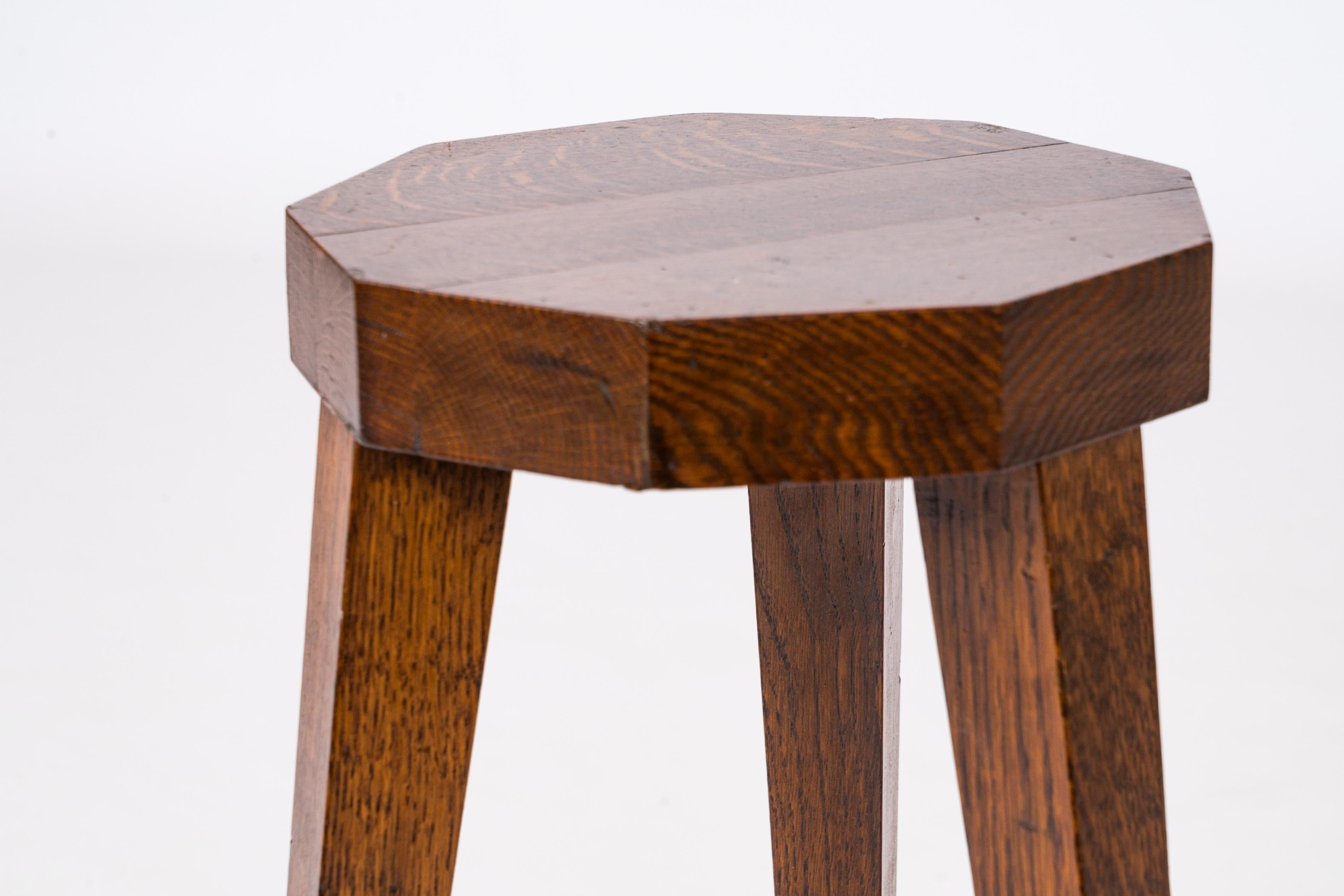 Minimalistischer Octogone Teak-Dreibeinhocker - Frankreich 1970er Jahre im Angebot 1
