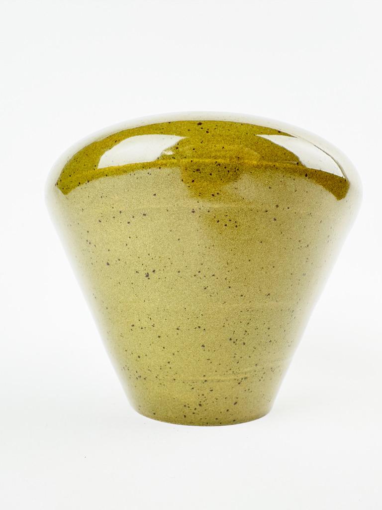 Minimalist Olive Green Ceramic Vessel – Handmade Wabi-Sabi Studio Pottery In New Condition For Sale In Joniskio rajonas, LT