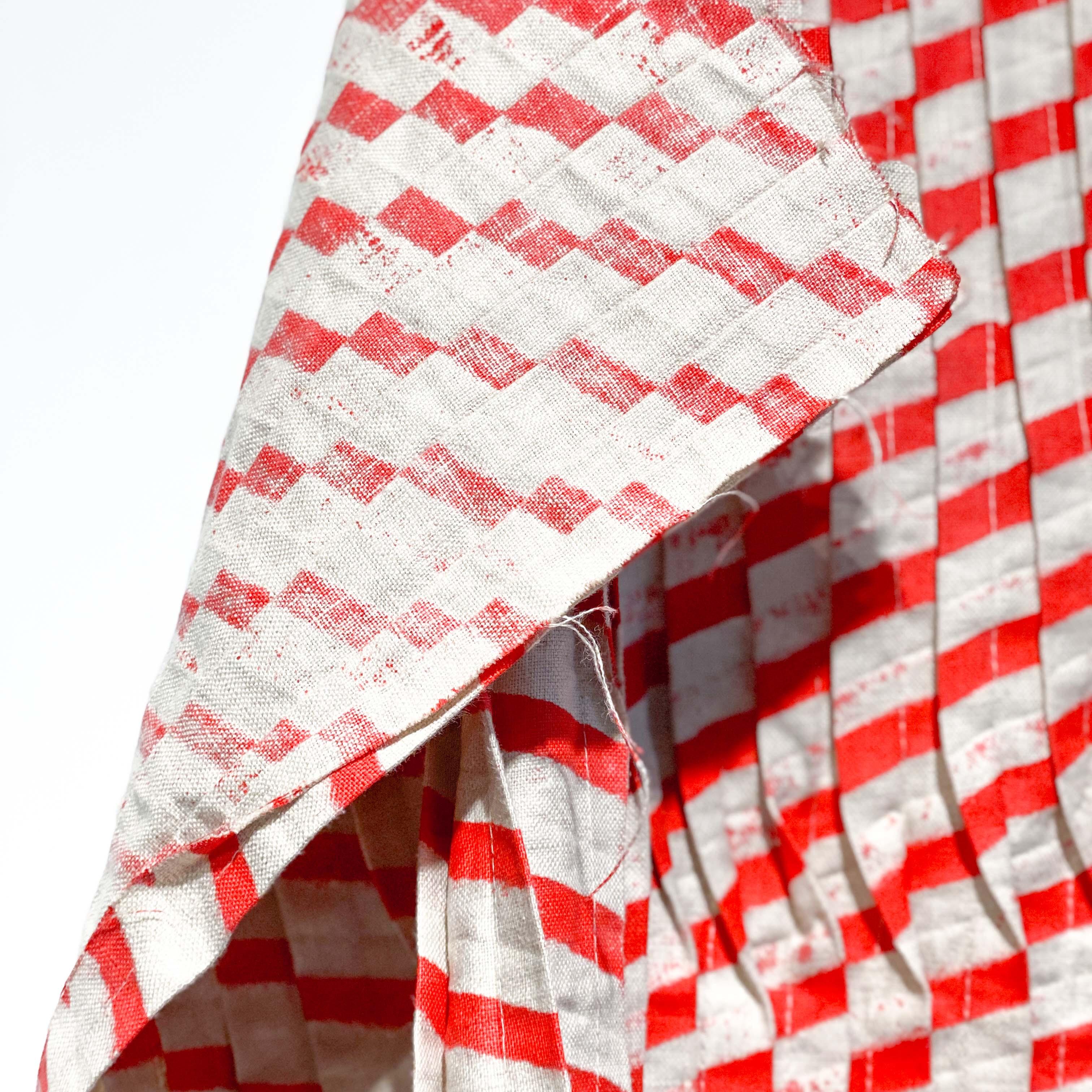 Minimalistisches / Op-Art-Textil der niederlndischen Kunstknstlerin Ella Koopman in Rot (Handbemalt) im Angebot