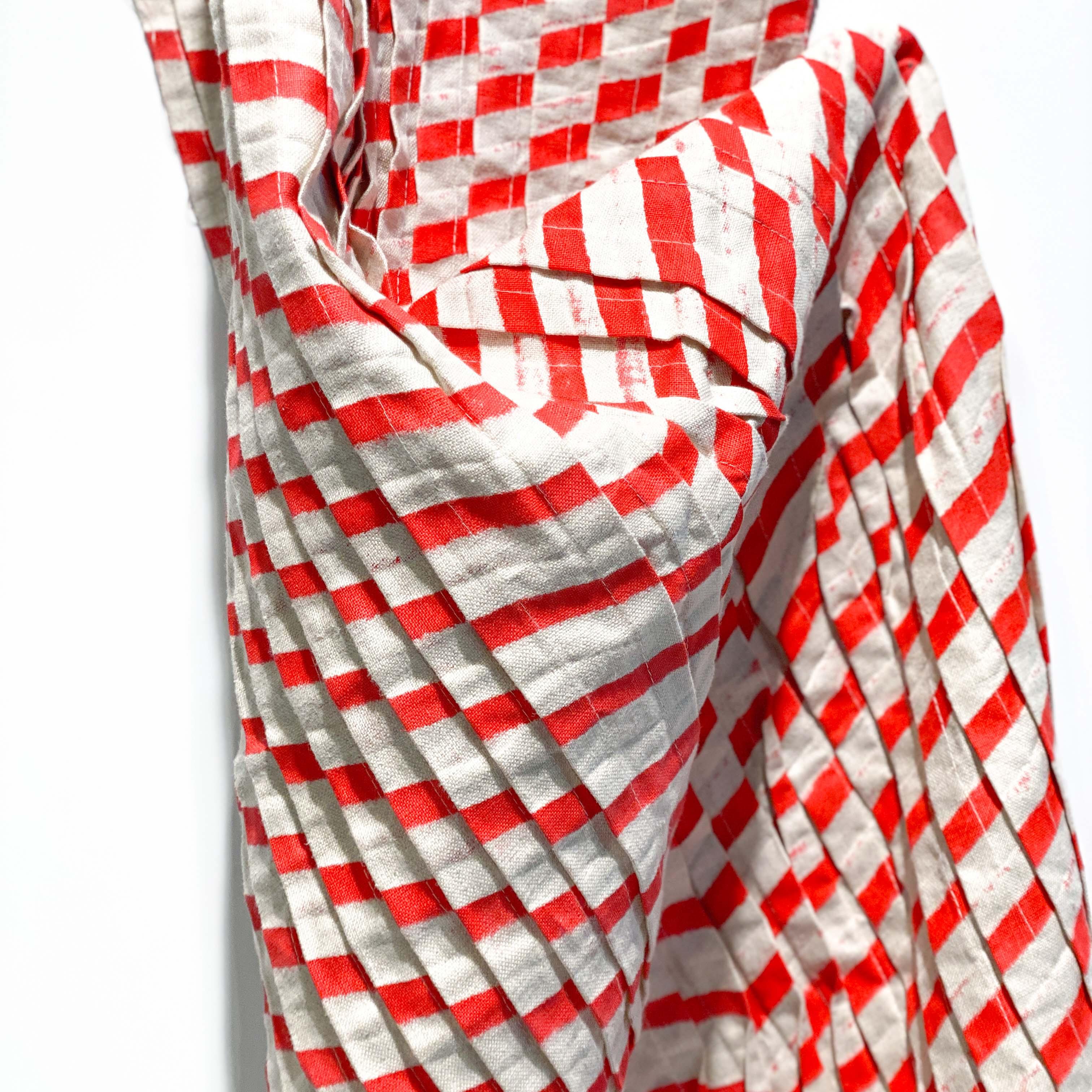Minimalist / Op-Art Textile by Art Dutch Artist Ella Koopman in Red In Excellent Condition For Sale In AMSTERDAM, NL