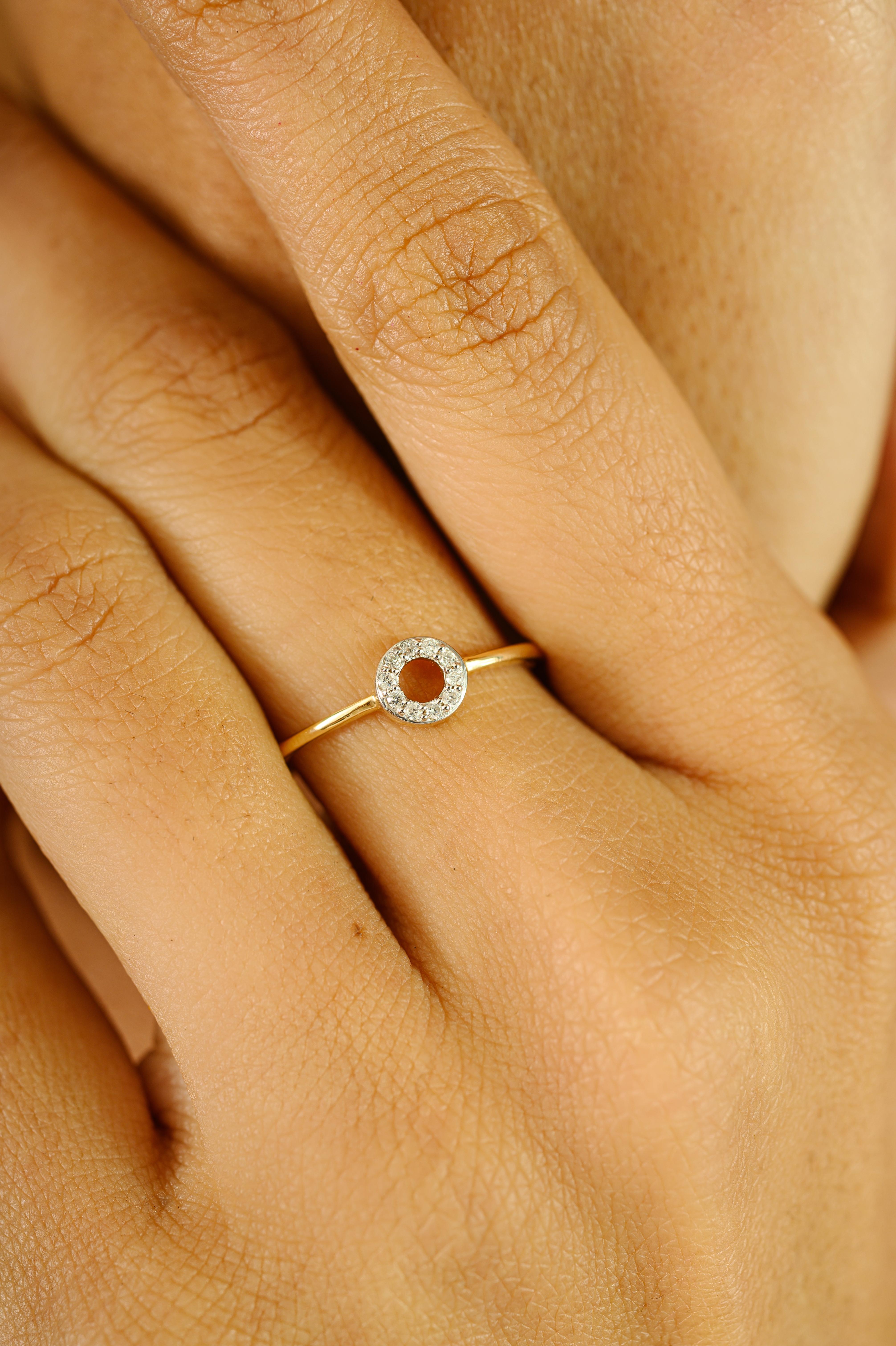 Im Angebot: Minimalistische Open Circle Diamond Halo Stacking Ring in 14K Solid Gold Geschenk für Sie () 4