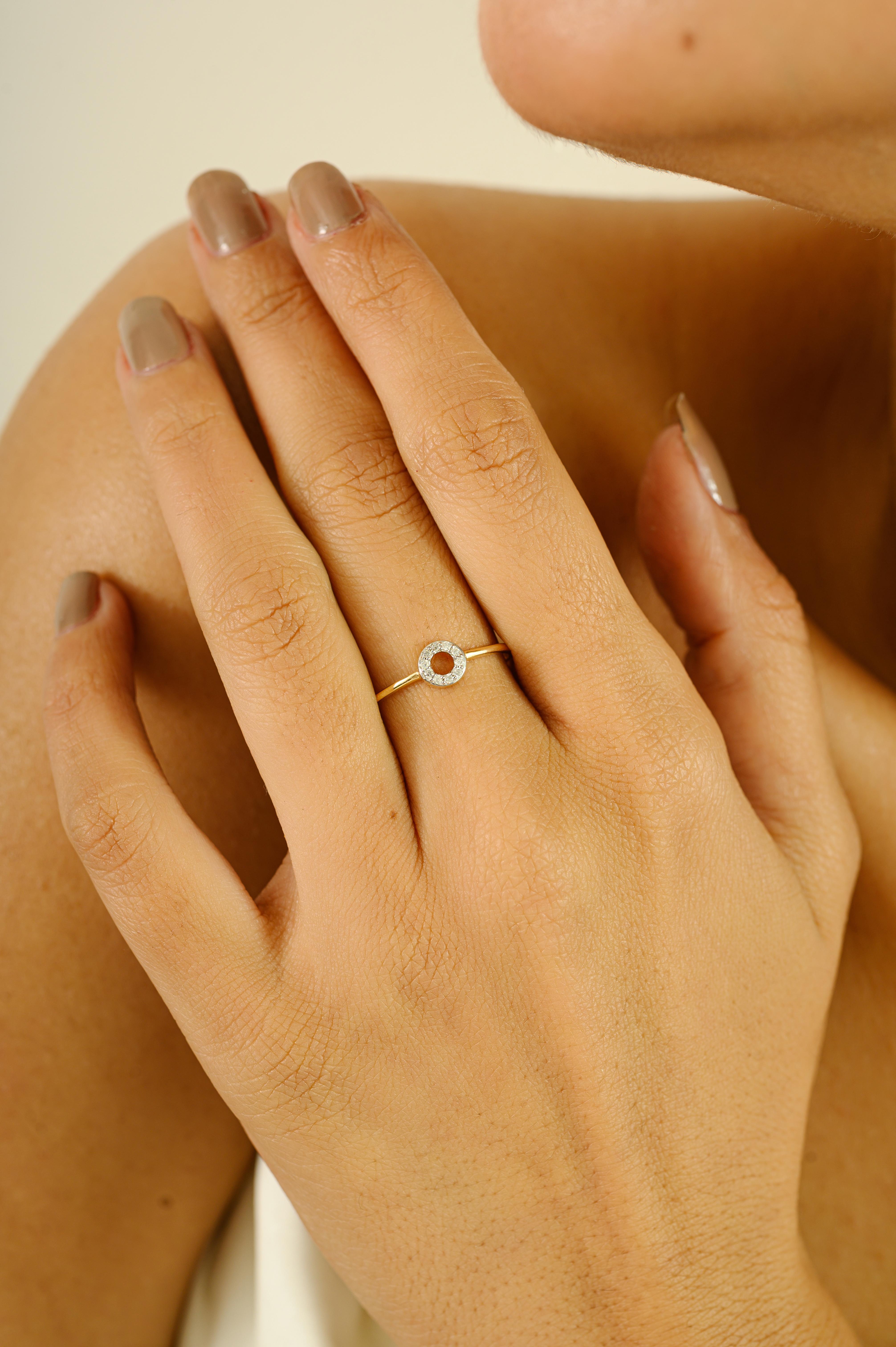 Im Angebot: Minimalistische Open Circle Diamond Halo Stacking Ring in 14K Solid Gold Geschenk für Sie () 6