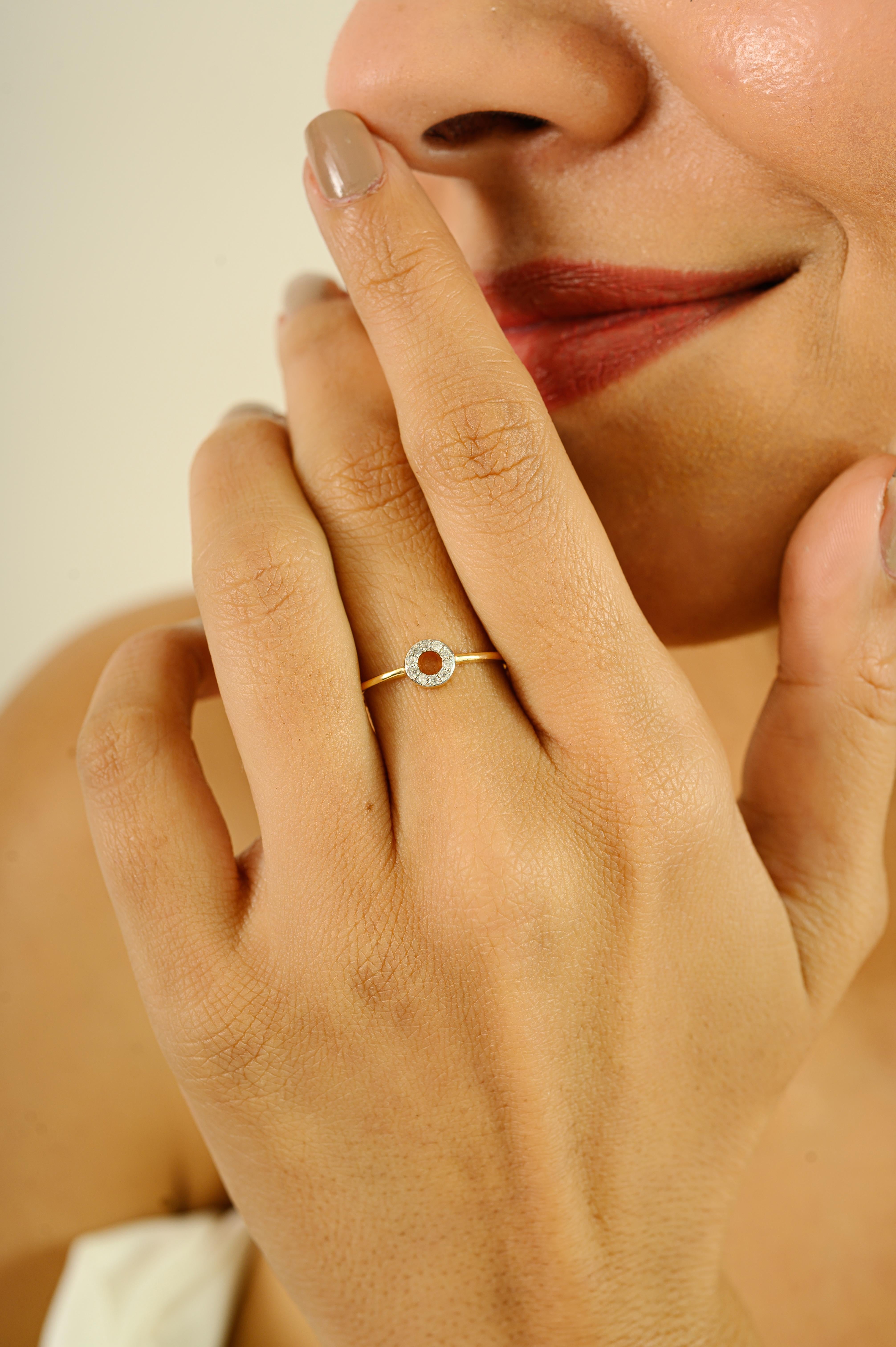 Im Angebot: Minimalistische Open Circle Diamond Halo Stacking Ring in 14K Solid Gold Geschenk für Sie () 8