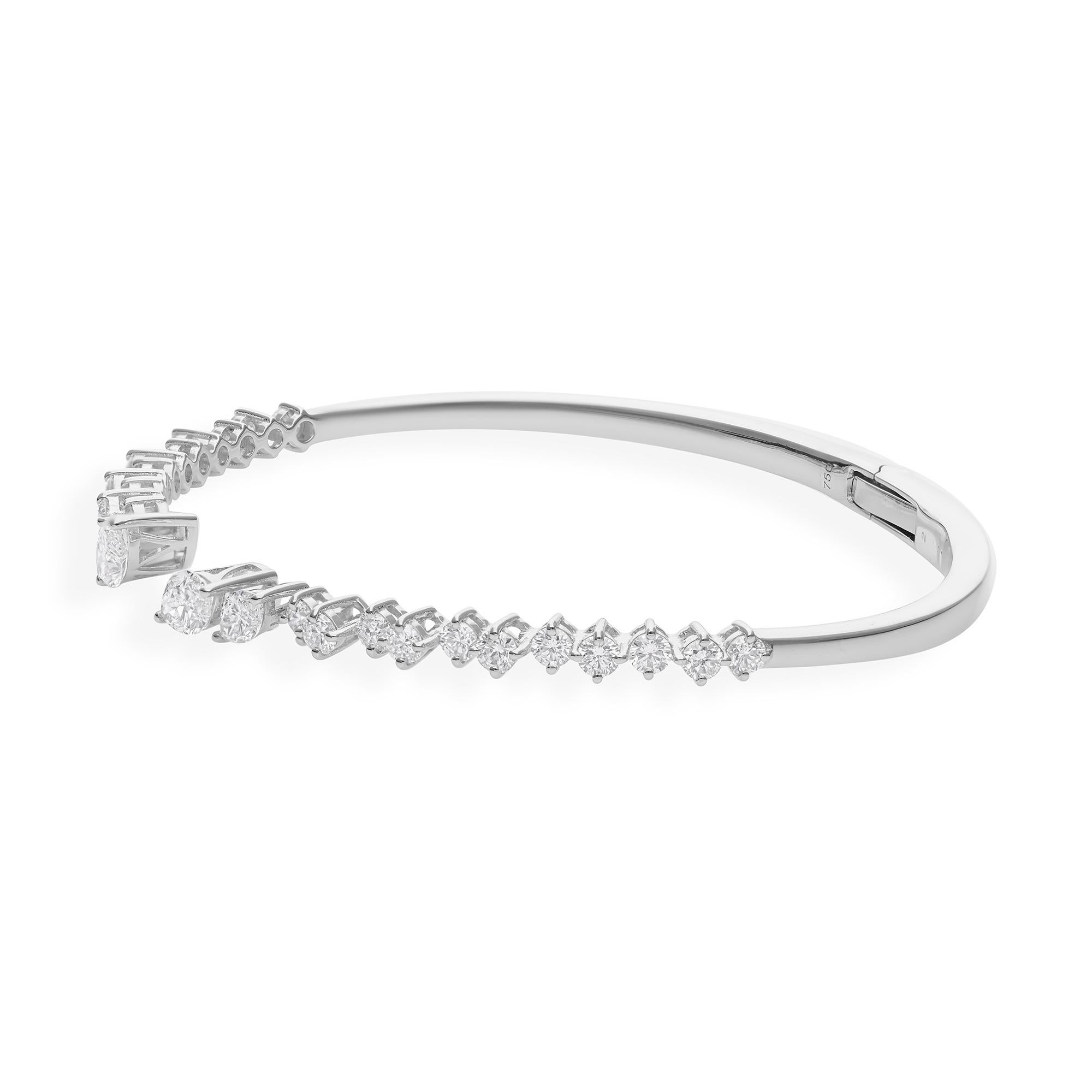 Dieser exquisite Armreif ist aus 18-karätigem Gold gegossen und mit 2,52 Karat Diamanten handgefertigt.

FOLLOW SPECTRUM JEWELS Storefront, um die neueste Collection'S und exklusive Stücke zu sehen. Spectrum Jewels ist stolz darauf, ein Top Seller