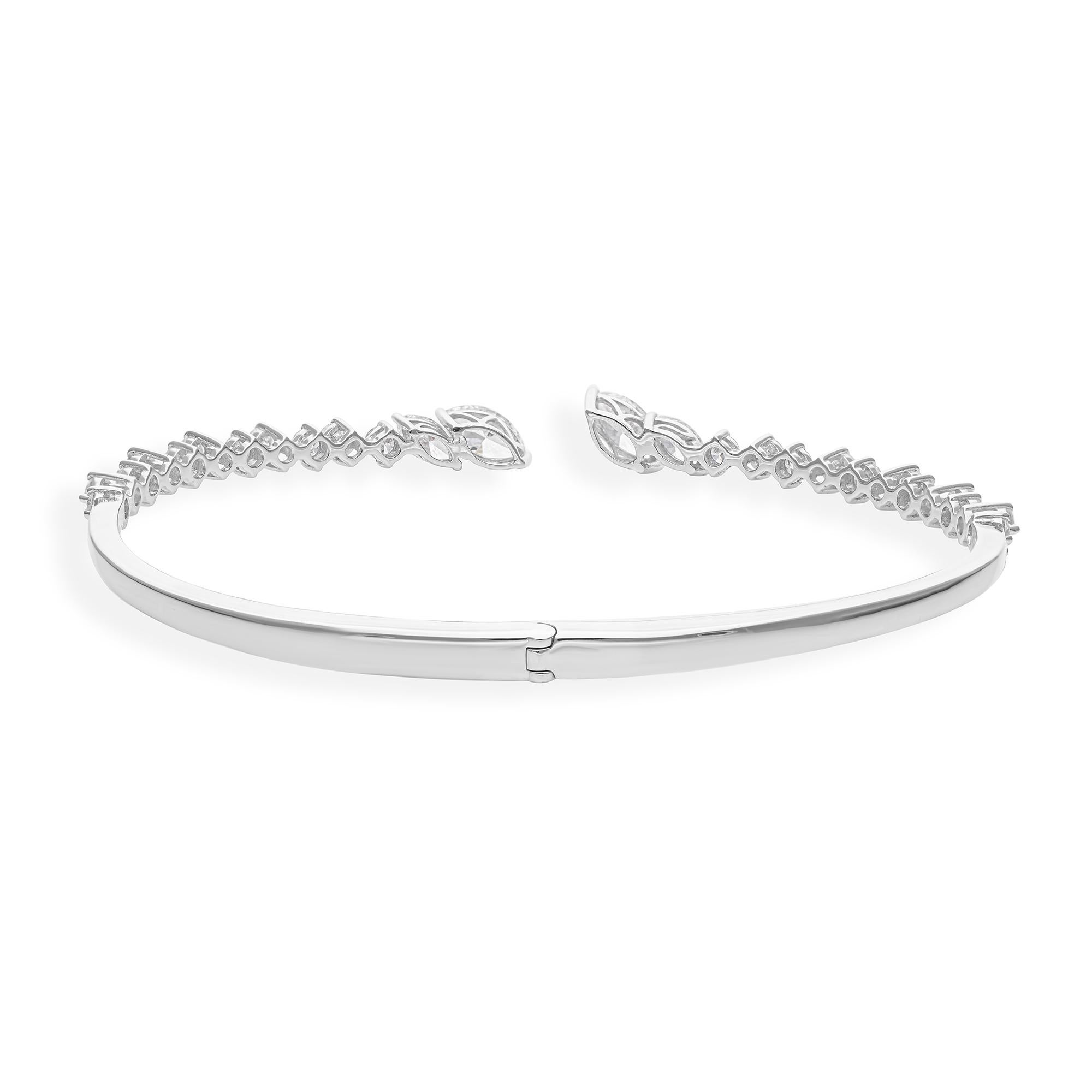 Minimalistisches offenes Armreif-Armband mit gemischtem Diamantschliff aus 18k massivem Weißgold (Moderne) im Angebot