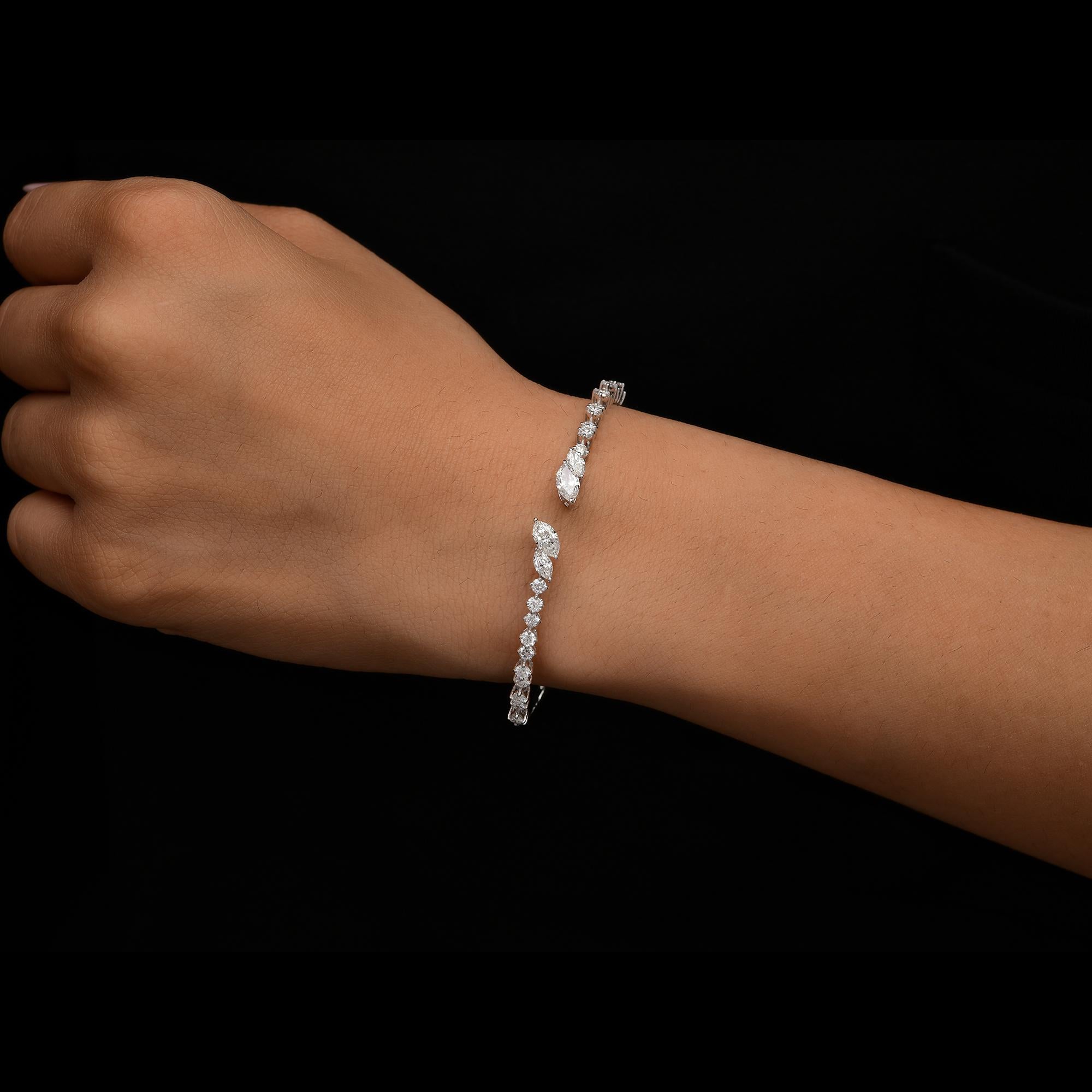 Minimalistisches offenes Armreif-Armband mit gemischtem Diamantschliff aus 18k massivem Weißgold Damen im Angebot