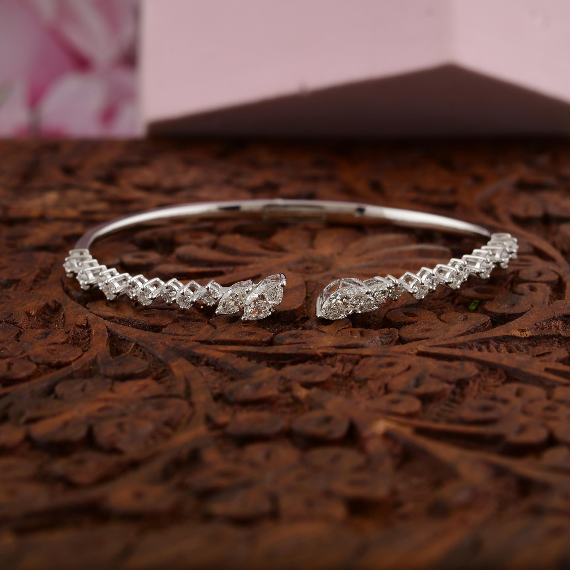 Minimalistisches offenes Armreif-Armband mit gemischtem Diamantschliff aus 18k massivem Weißgold im Angebot 1
