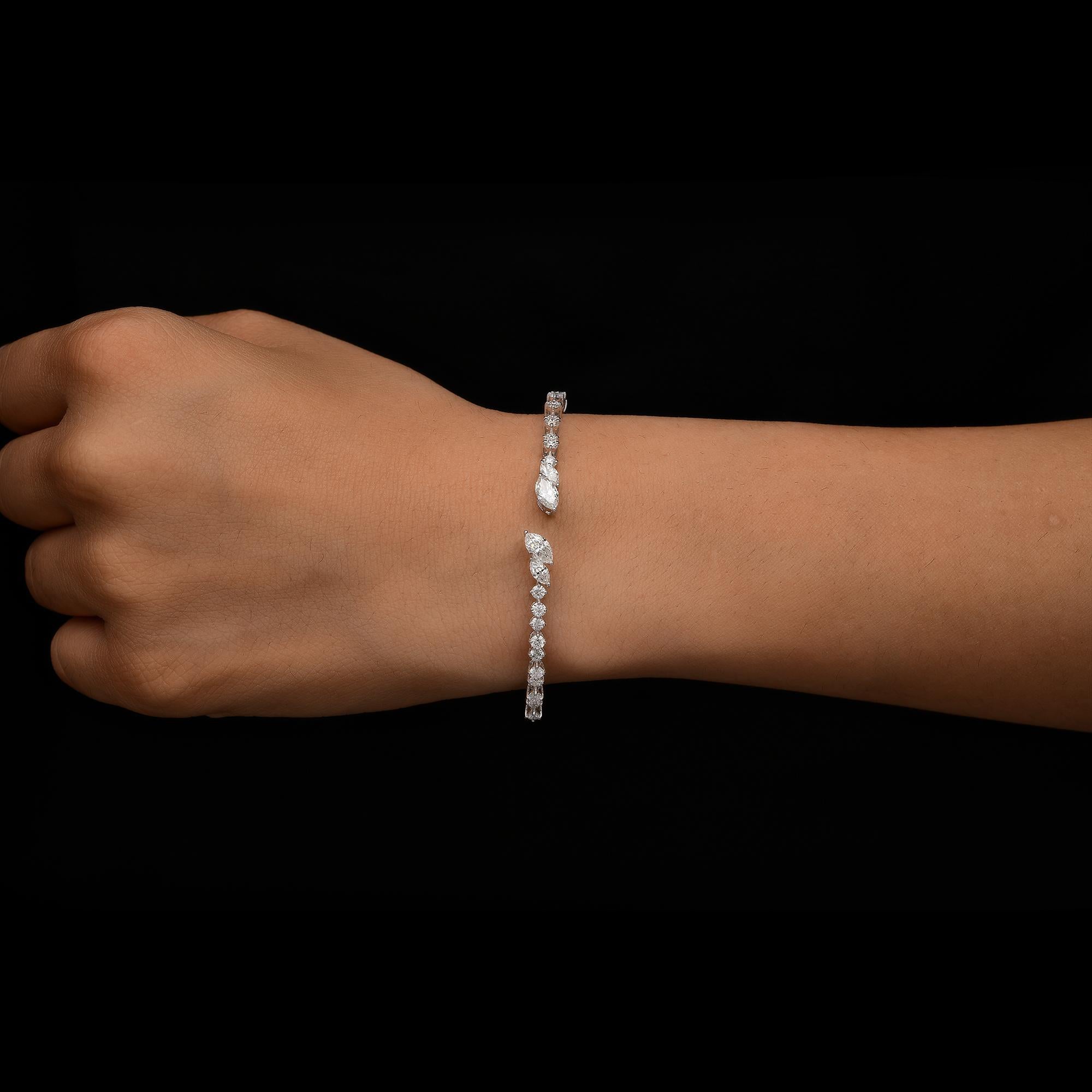 Minimalistisches offenes Armreif-Armband mit gemischtem Diamantschliff aus 18k massivem Weißgold im Angebot 2