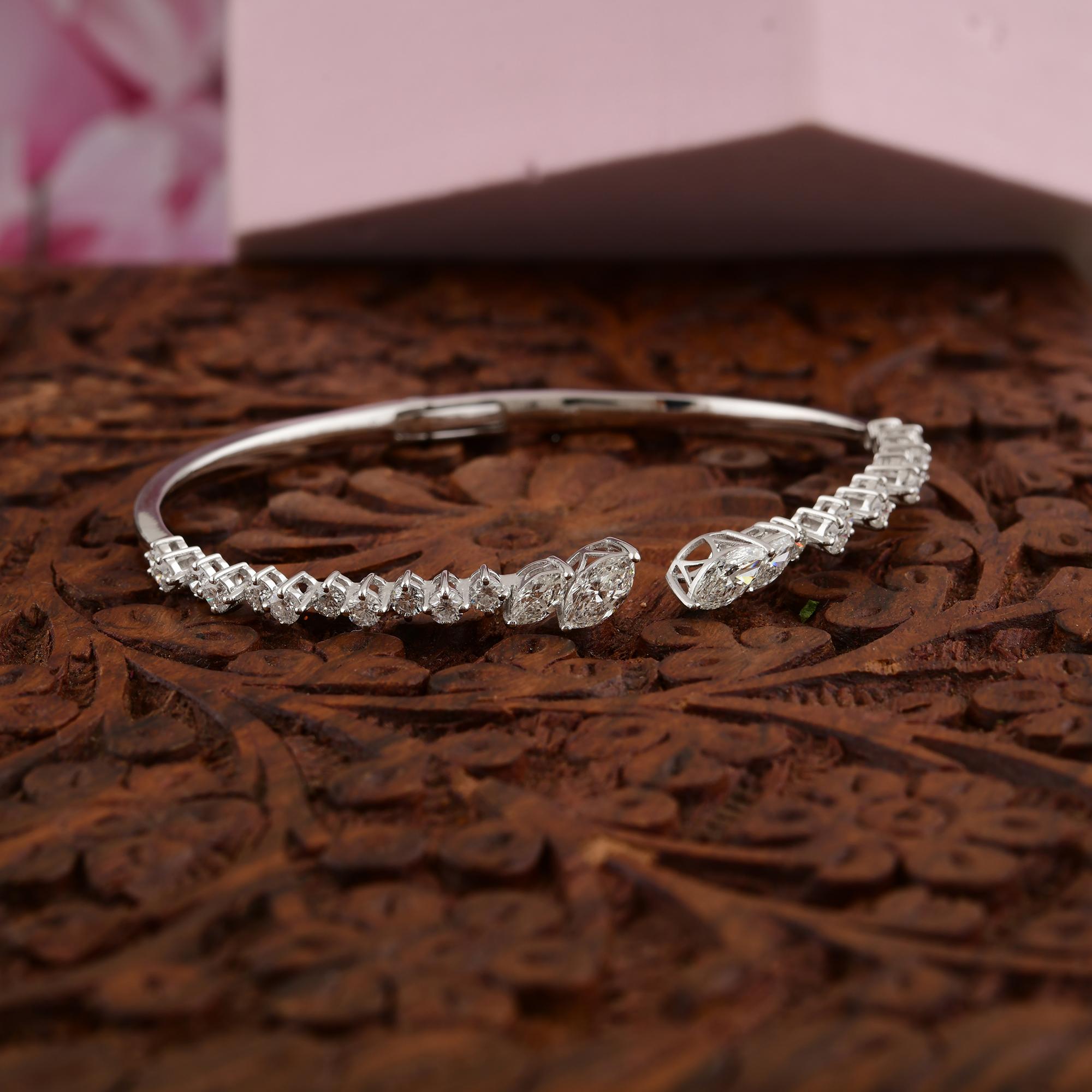 Minimalistisches offenes Armreif-Armband mit gemischtem Diamantschliff aus 18k massivem Weißgold im Angebot 3