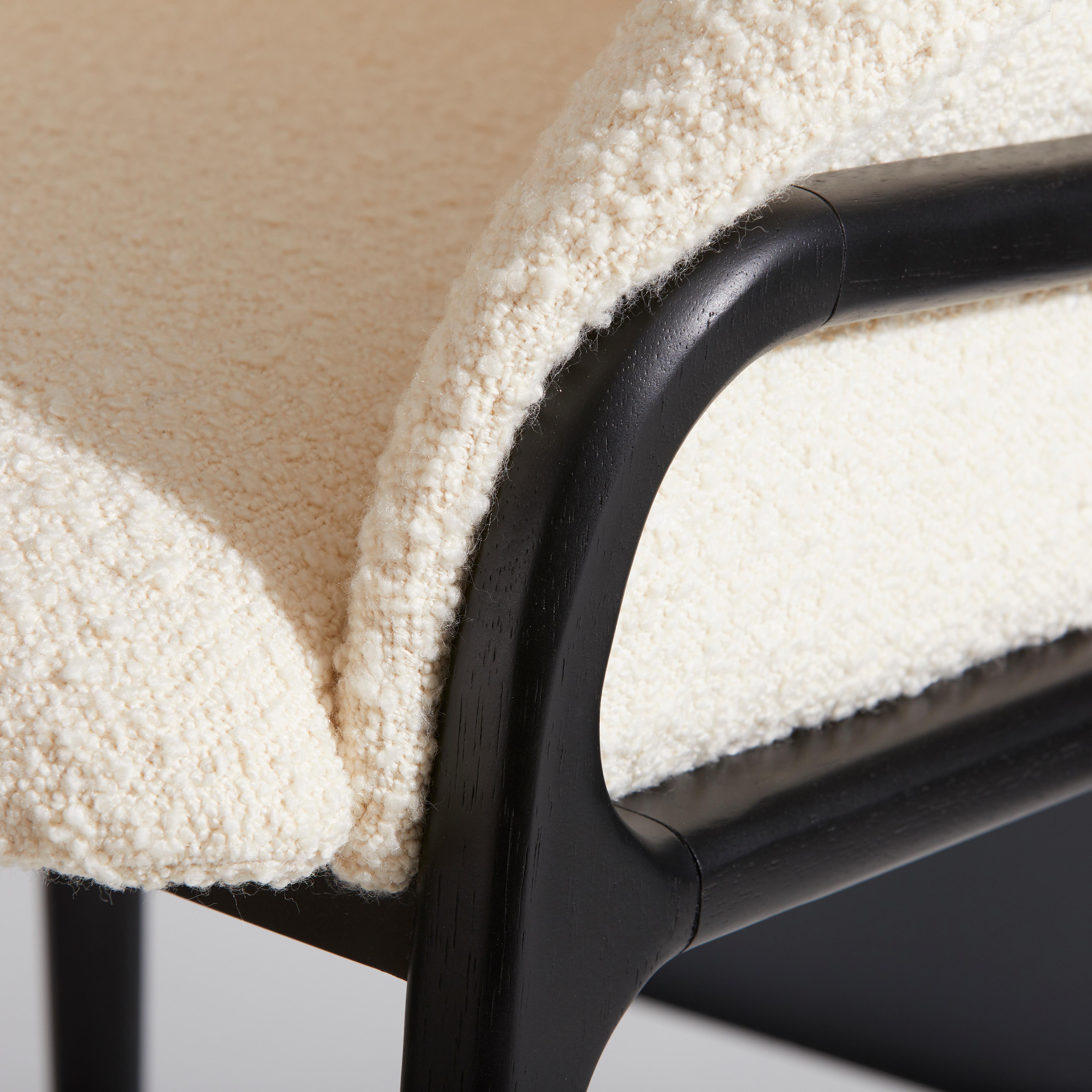 Minimalistischer organischer Stuhl aus schwarzem Massivholz, schwarzes Leder, Sitzmöbel im Angebot 7