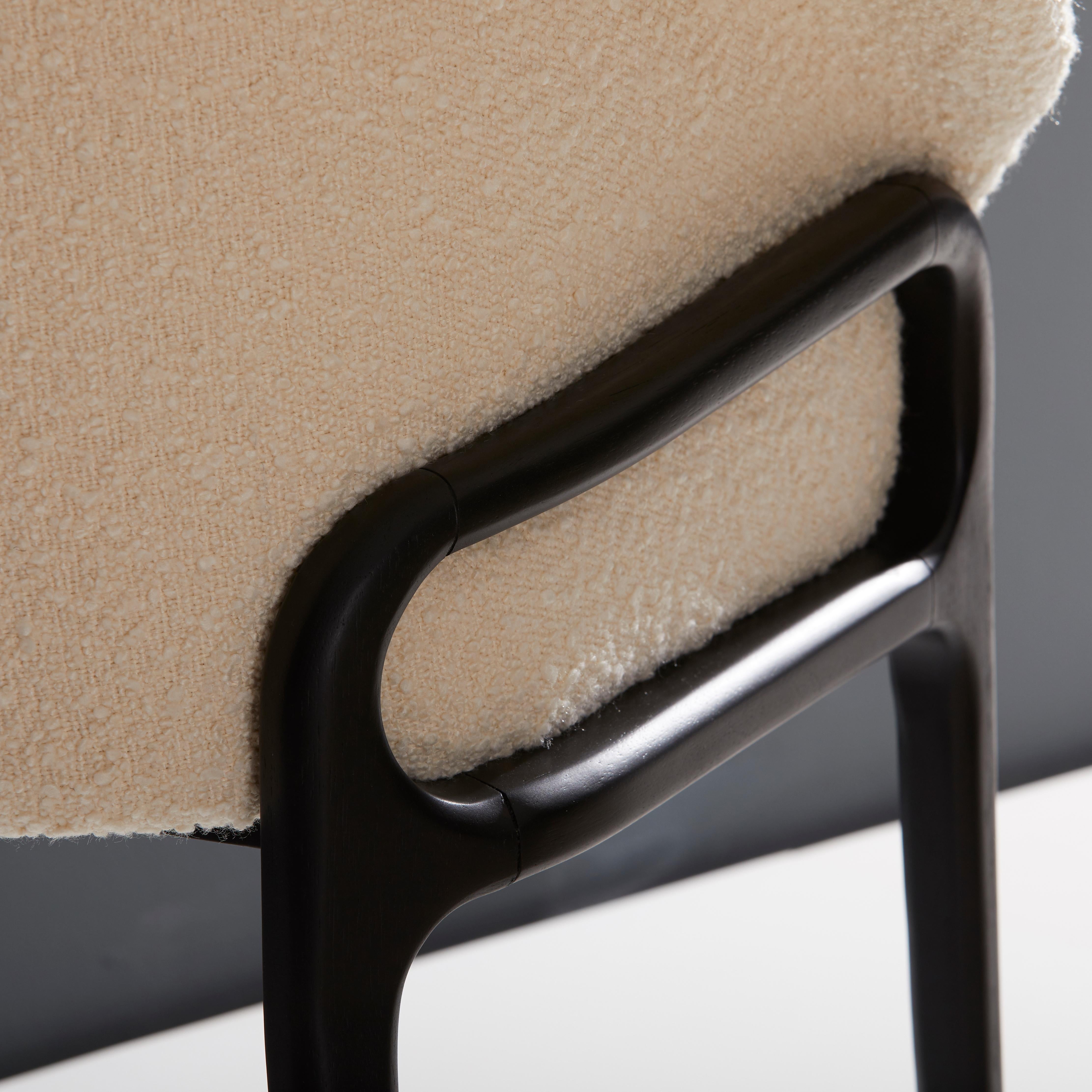 Minimalistischer organischer Stuhl aus schwarzem Massivholz, schwarzes Leder, Sitzmöbel im Angebot 9