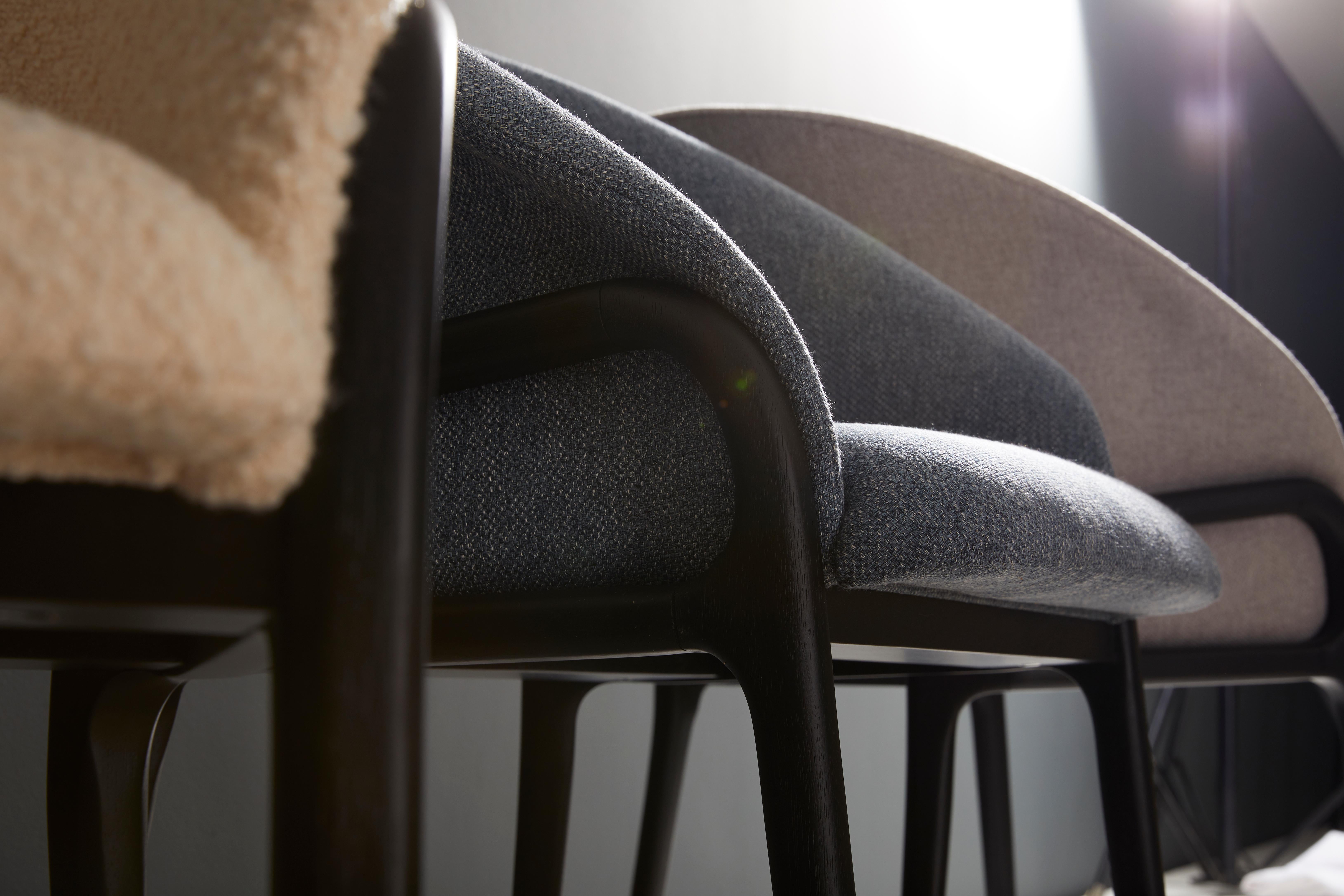 Minimalistischer organischer Stuhl aus schwarzem Massivholz, schwarzes Leder, Sitzmöbel im Angebot 10