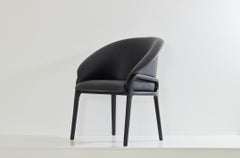 Sedia organica minimalista in Wood Wood nero, seduta in pelle nera