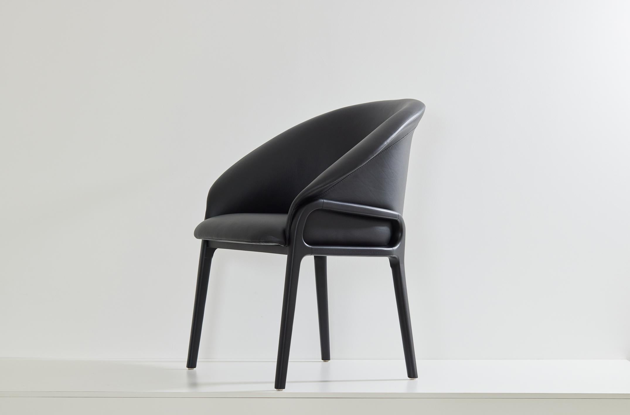 Moderne Chaise organique minimaliste en Wood Wood noir, assise en cuir noir en vente