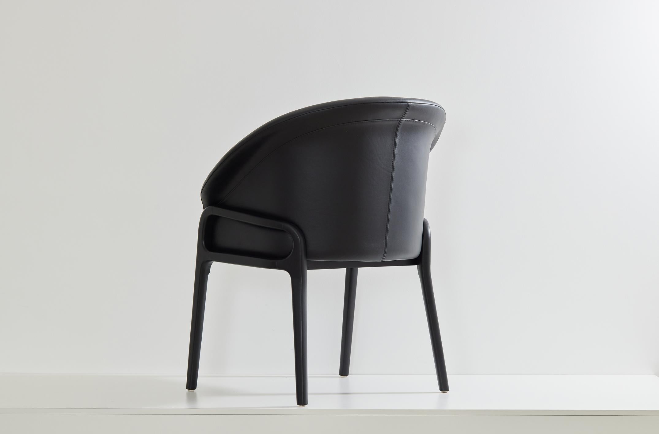Minimalistischer organischer Stuhl aus schwarzem Massivholz, schwarzes Leder, Sitzmöbel im Zustand „Neu“ im Angebot in Vila Cordeiro, São Paulo