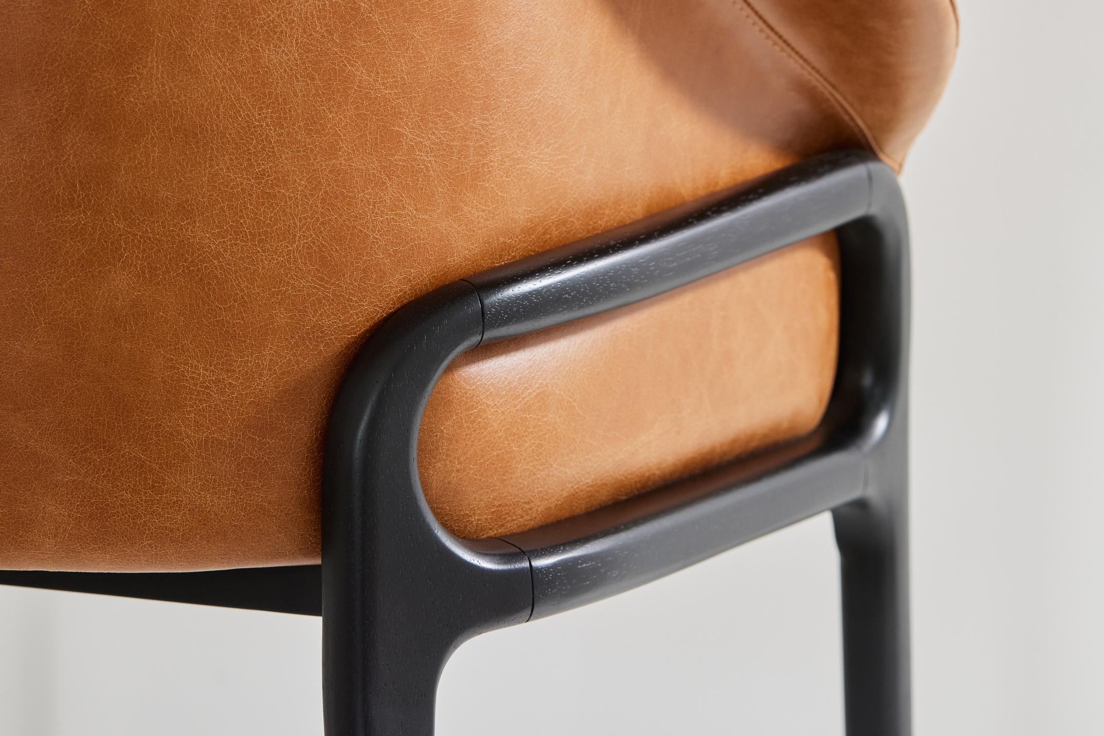 Cuir Chaise organique minimaliste en Wood Wood noir, assise en cuir noir en vente