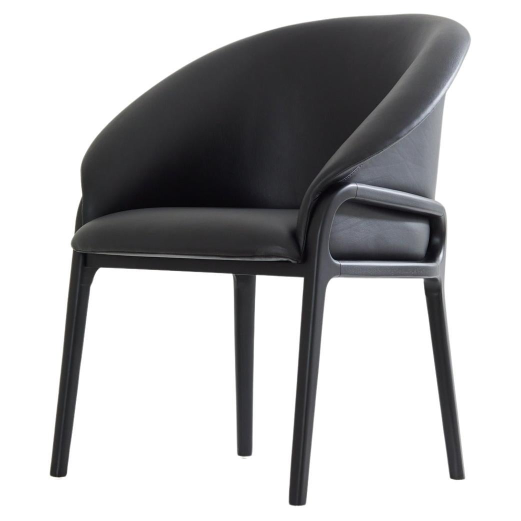 Chaise organique minimaliste en Wood Wood noir, assise en cuir noir en vente