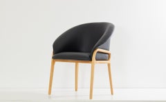 Sedia organica minimalista in legno massiccio naturale e pelle nera