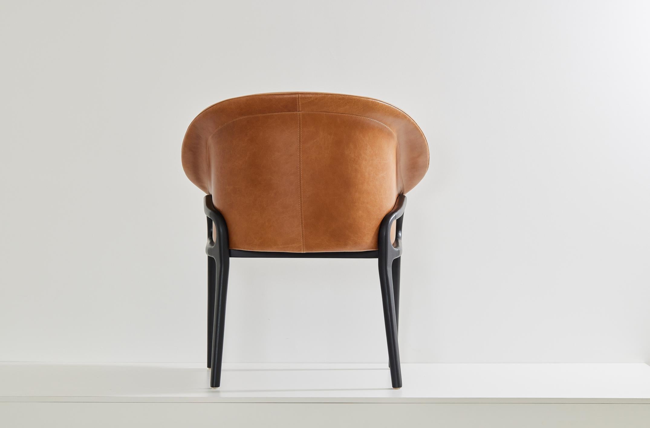 Minimalist Organic Chair in black Solid Wood, camel leather Seating tone In New Condition For Sale In Vila Cordeiro, São Paulo