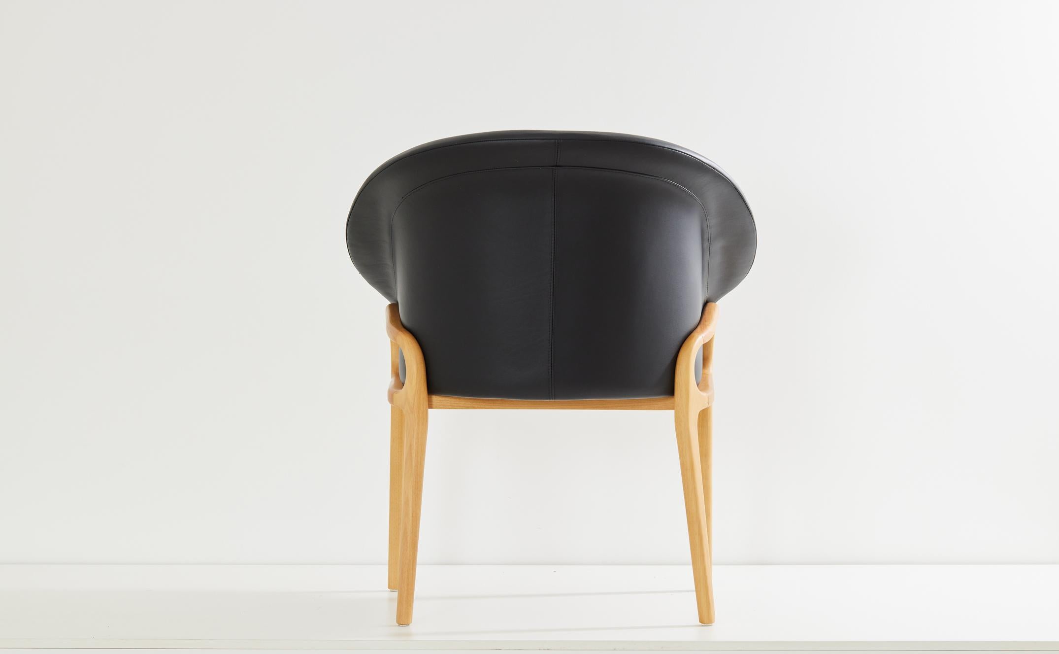Minimalist Organic Chair in natural Solid Wood, black leather Seating tone In New Condition For Sale In Vila Cordeiro, São Paulo