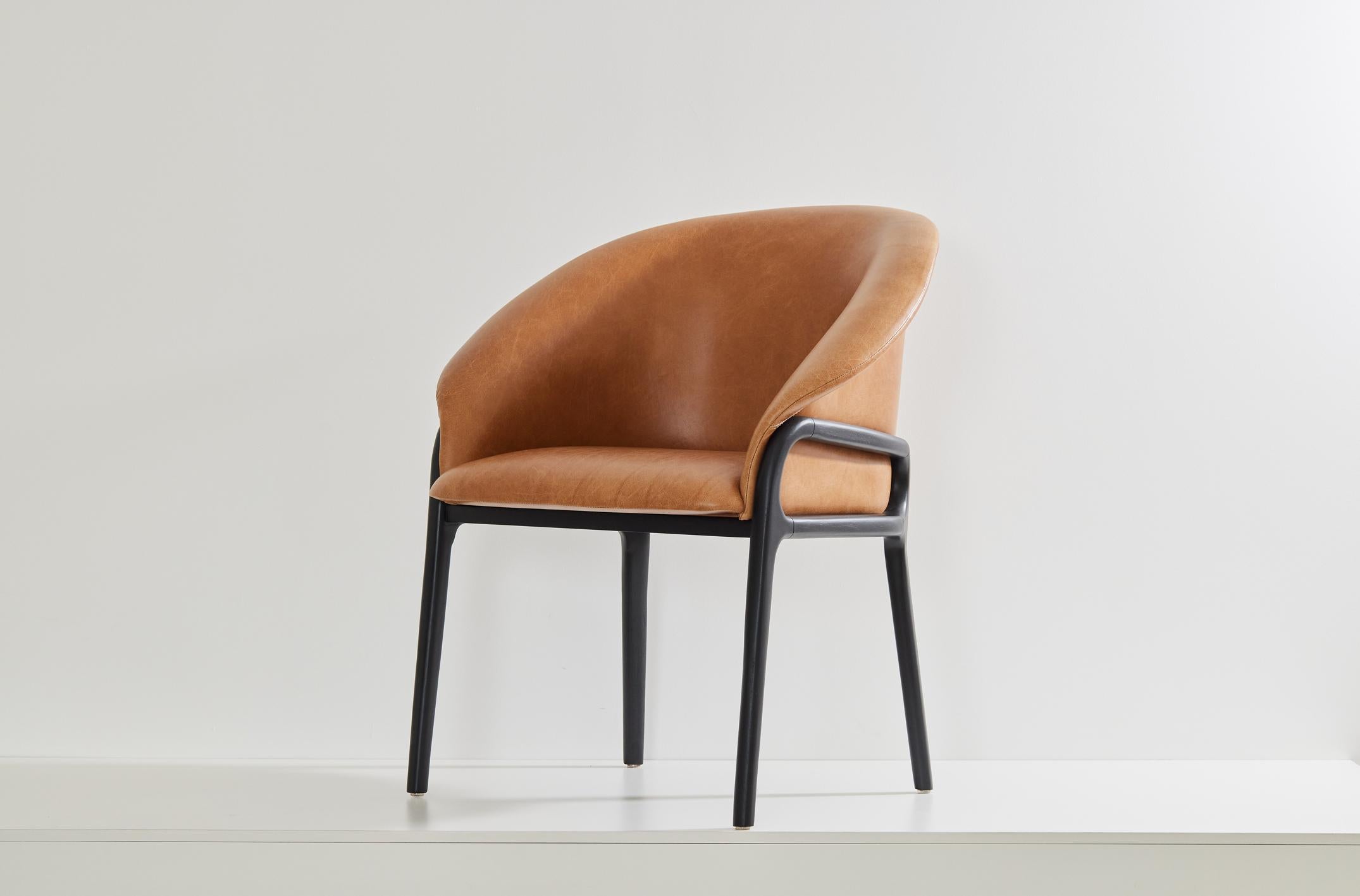 Contemporary Minimalist Organic Chair in natural Solid Wood, black leather Seating tone For Sale