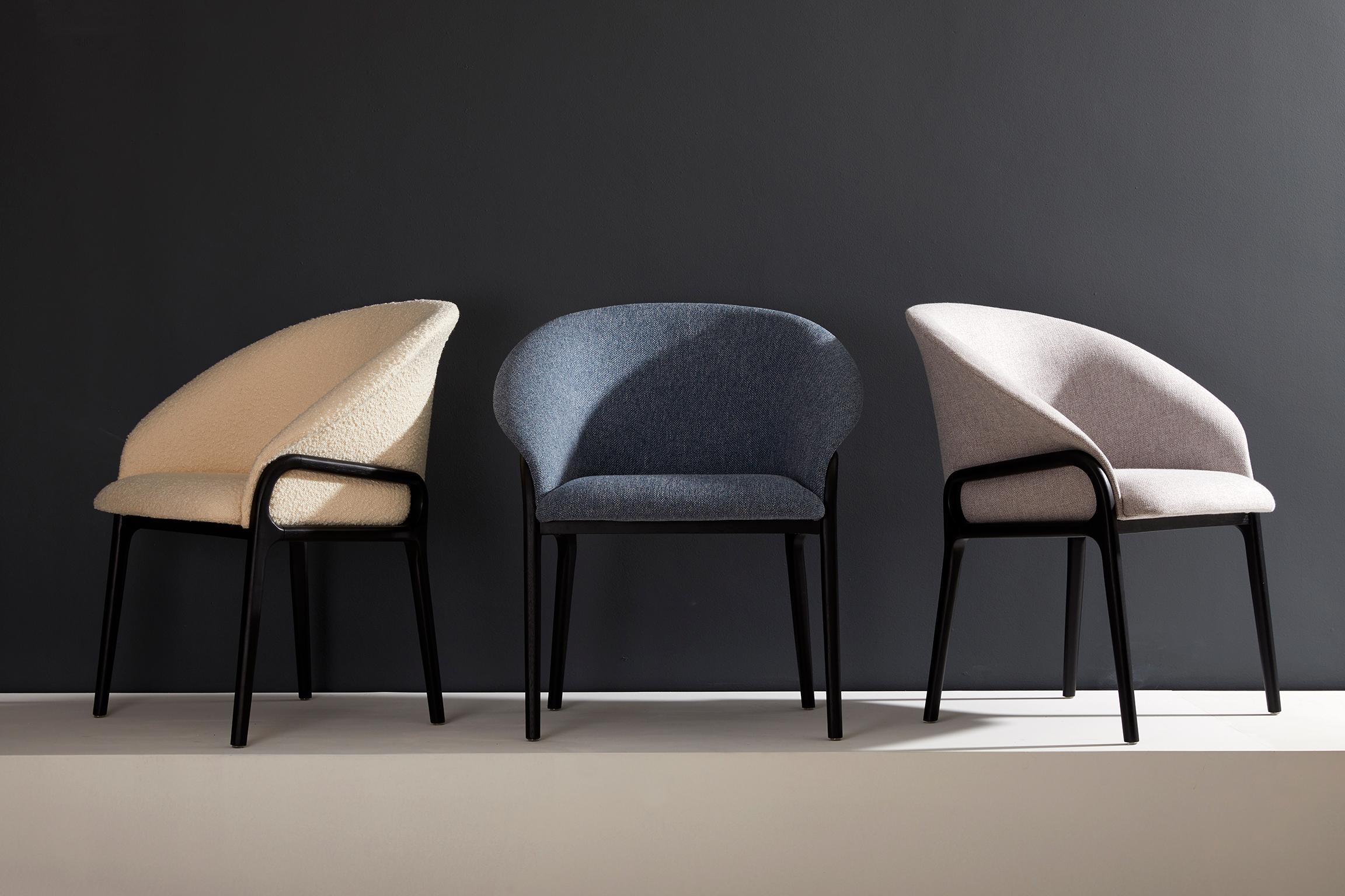 Minimalistischer organischer Stuhl aus schwarzem Massivholz, Sitzmöbel aus Cian-Textilien im Angebot 3