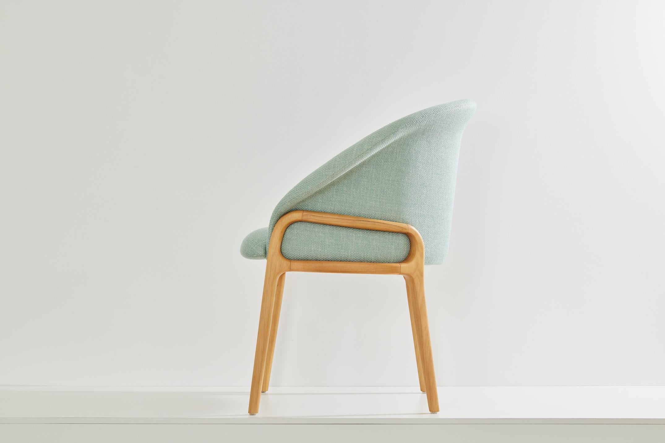Minimalistischer organischer Stuhl aus schwarzem Massivholz, Sitzmöbel aus Cian-Textilien (Moderne) im Angebot
