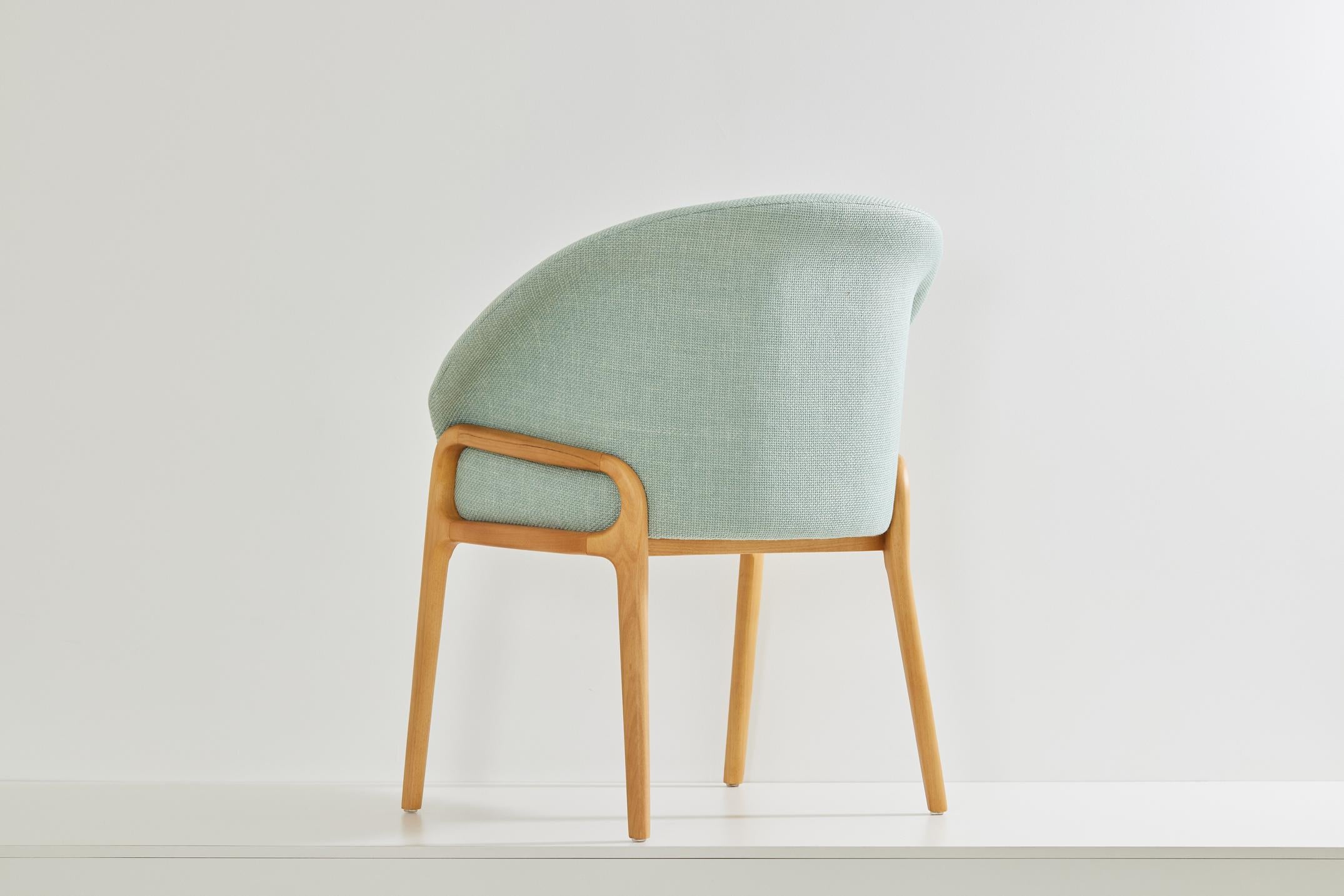 Silla orgánica minimalista de madera maciza negra, cian textiles Asientos Brasileño en venta