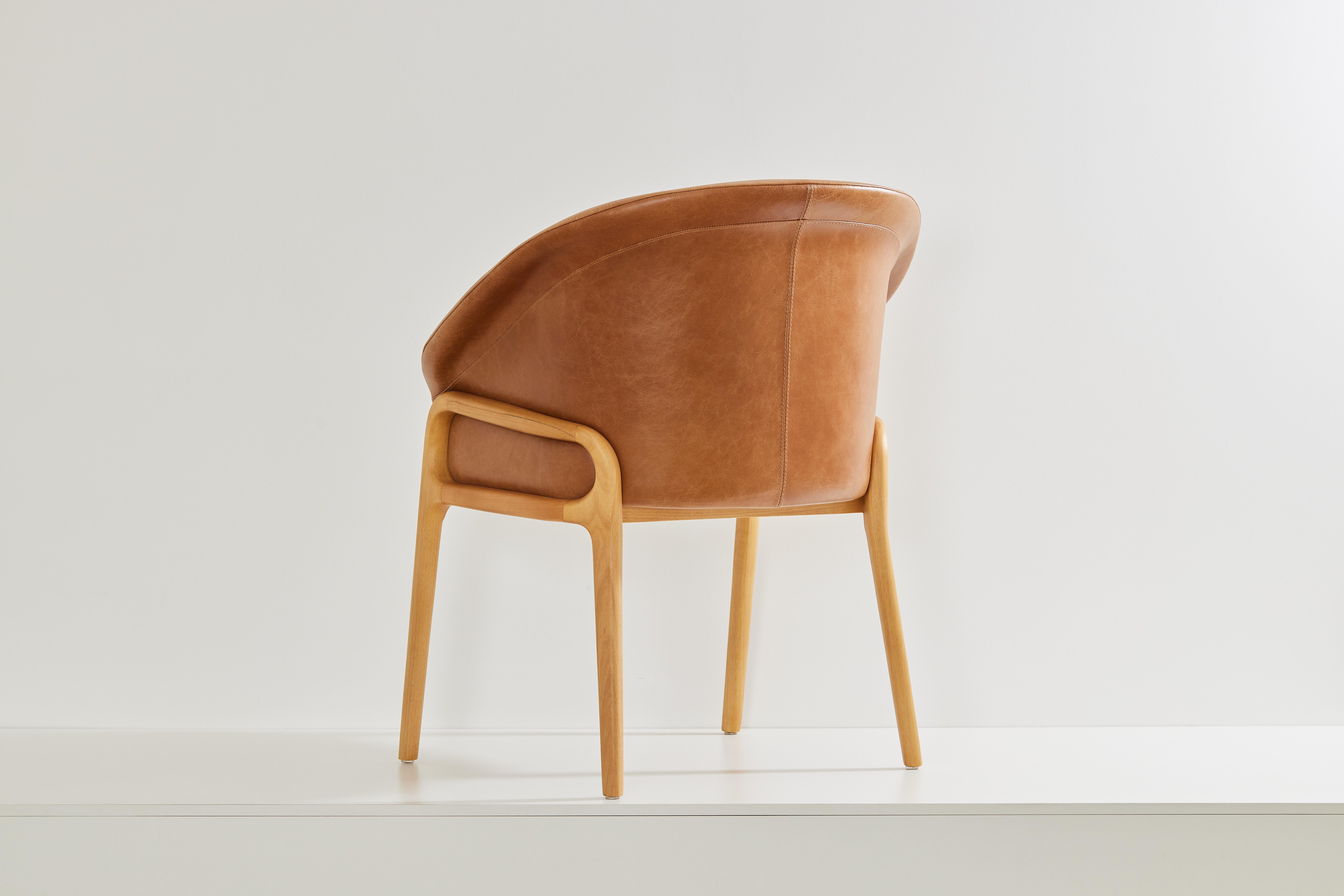 Moderne Chaise organique minimaliste en bois massif, cuir camel ton siège en vente