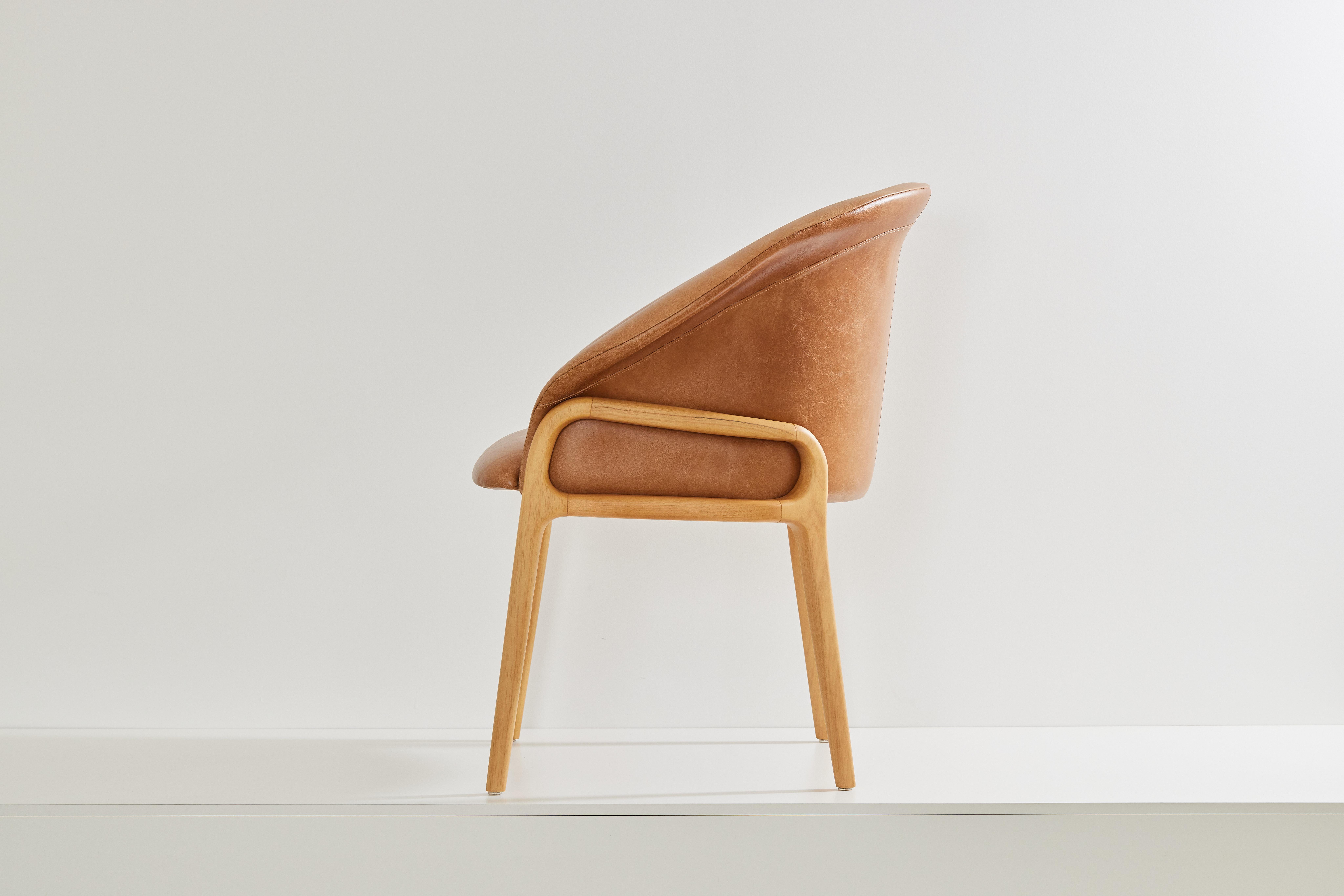 Minimalistischer organischer Stuhl aus Massivholz, Kamelleder Sitzfarbe (Brasilianisch) im Angebot