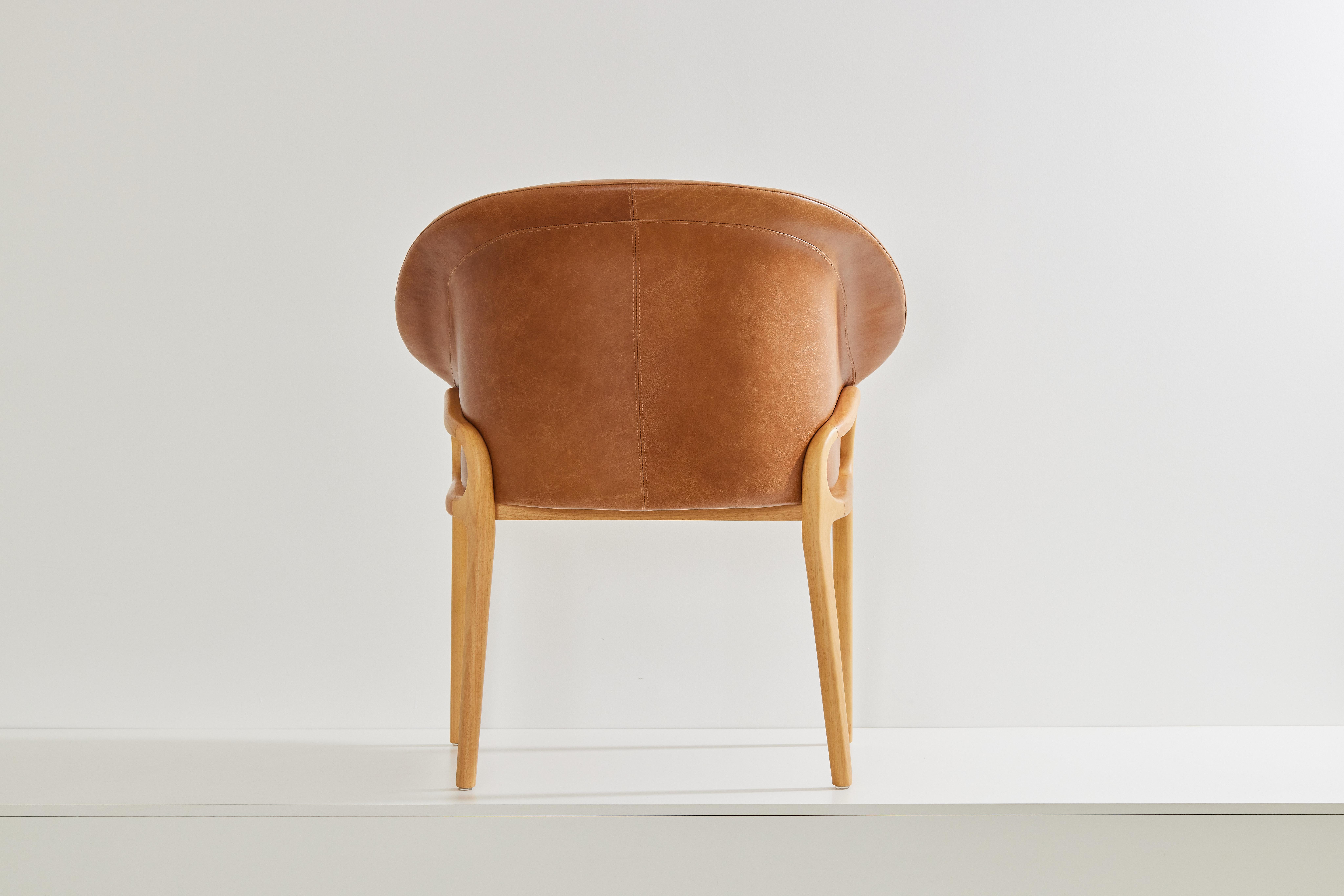 Minimalist Organic Chair in Solid Wood, camel leather Seating tone In New Condition For Sale In Vila Cordeiro, São Paulo