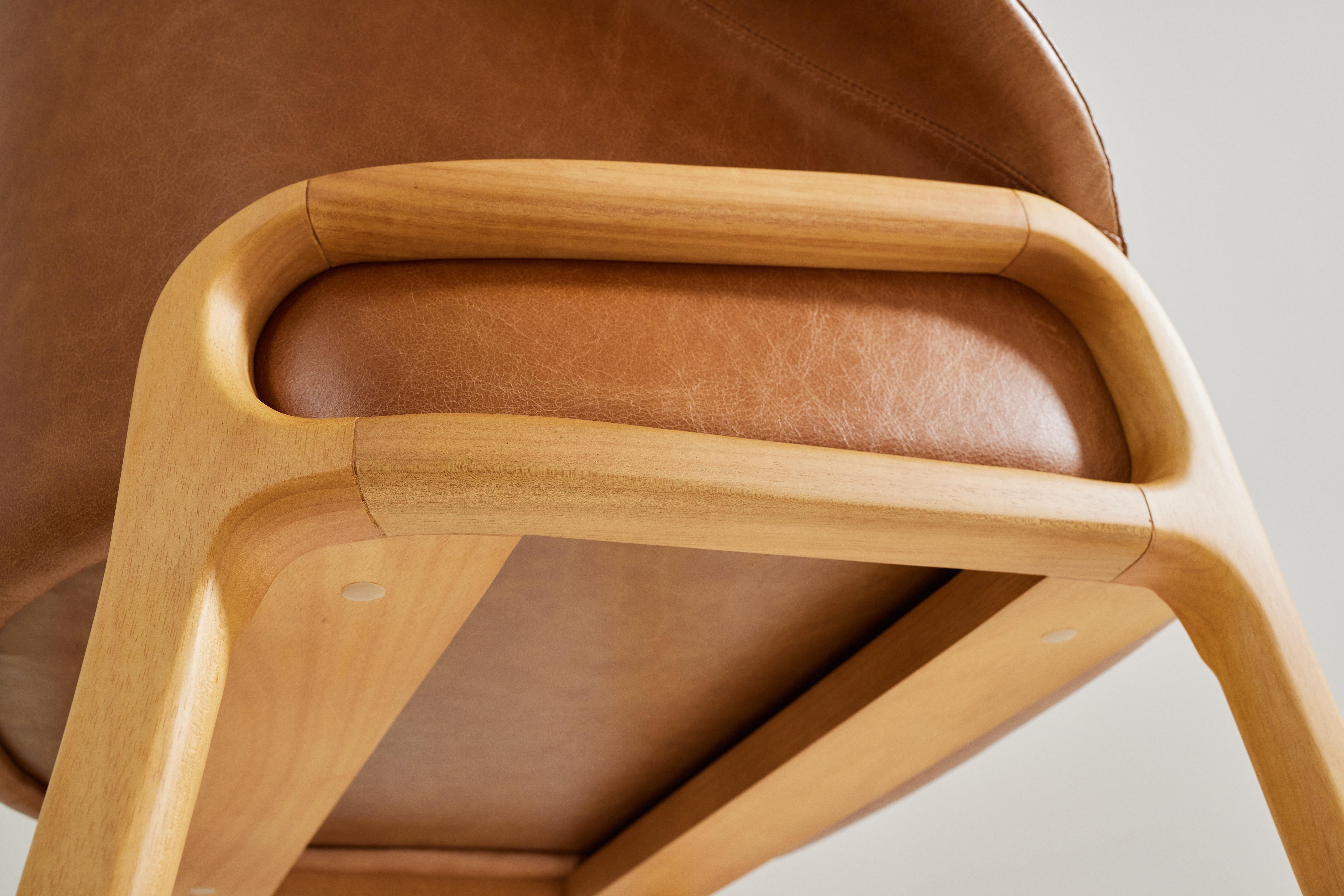 XXIe siècle et contemporain Chaise organique minimaliste en bois massif, cuir camel ton siège en vente