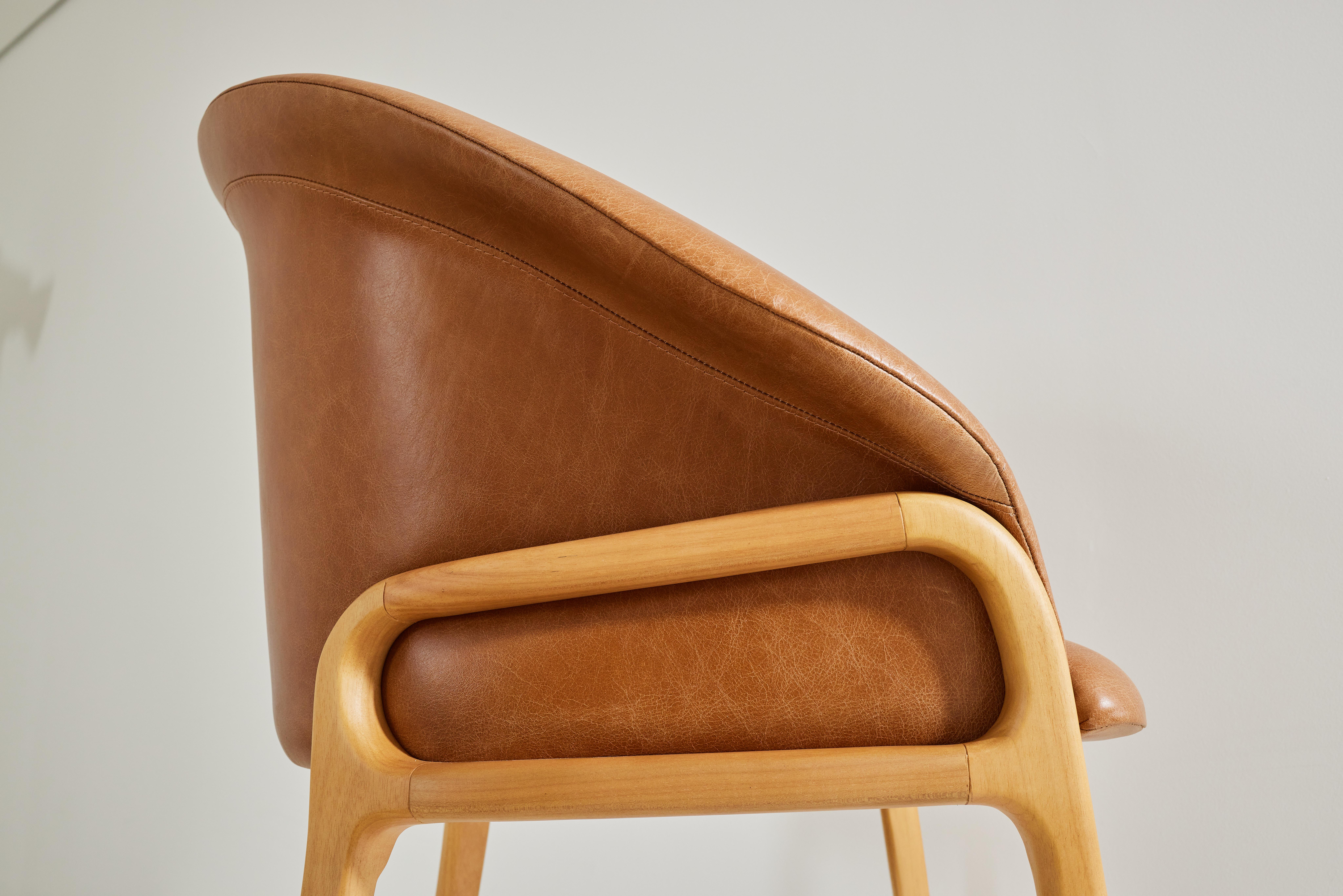 Minimalistischer organischer Stuhl aus Massivholz, Kamelleder Sitzfarbe im Angebot 2