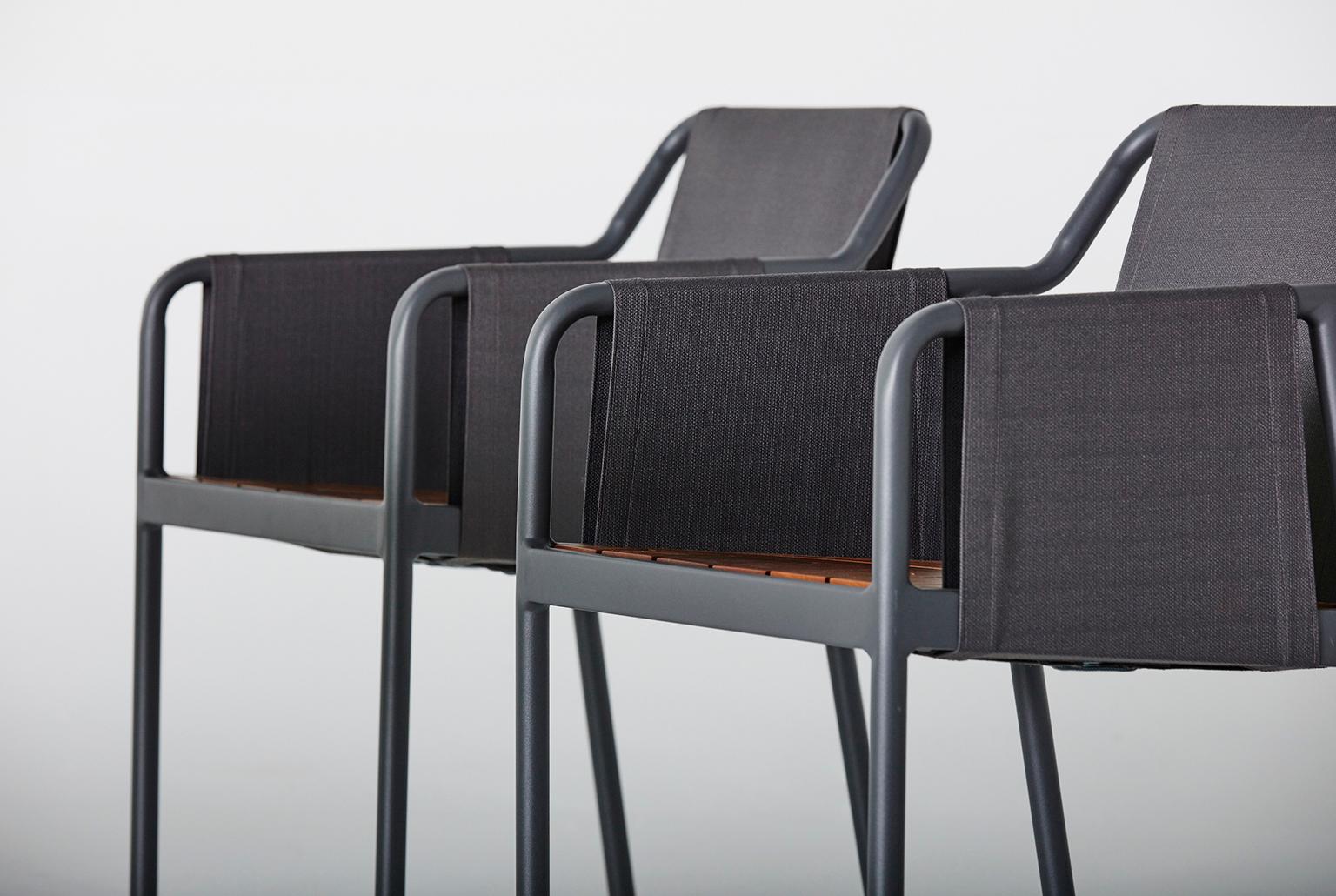 Colección de diseño icónico, Branch se caracteriza por la esencialidad de una robusta estructura metálica, enriquecida de forma flexible y expresiva por un revestimiento textil, que crea una línea fronteriza entre el interior y el exterior,